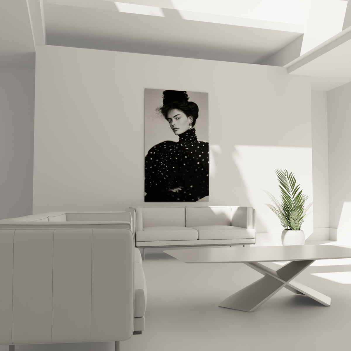 Visage saisi en clair-obscur, coiffure ébouriffée et boucle perlée, au-dessus d'un canapé dans un salon lumineux