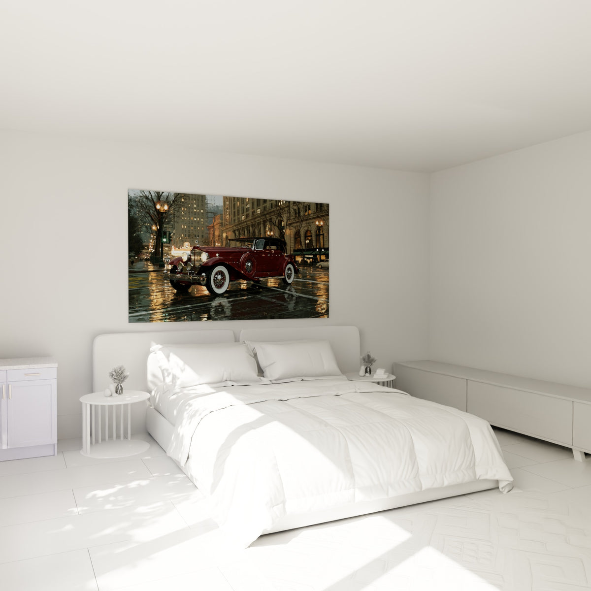 Voiture rétro bordeaux et dorée peinte au-dessus d'un lit dans une chambre claire et épurée