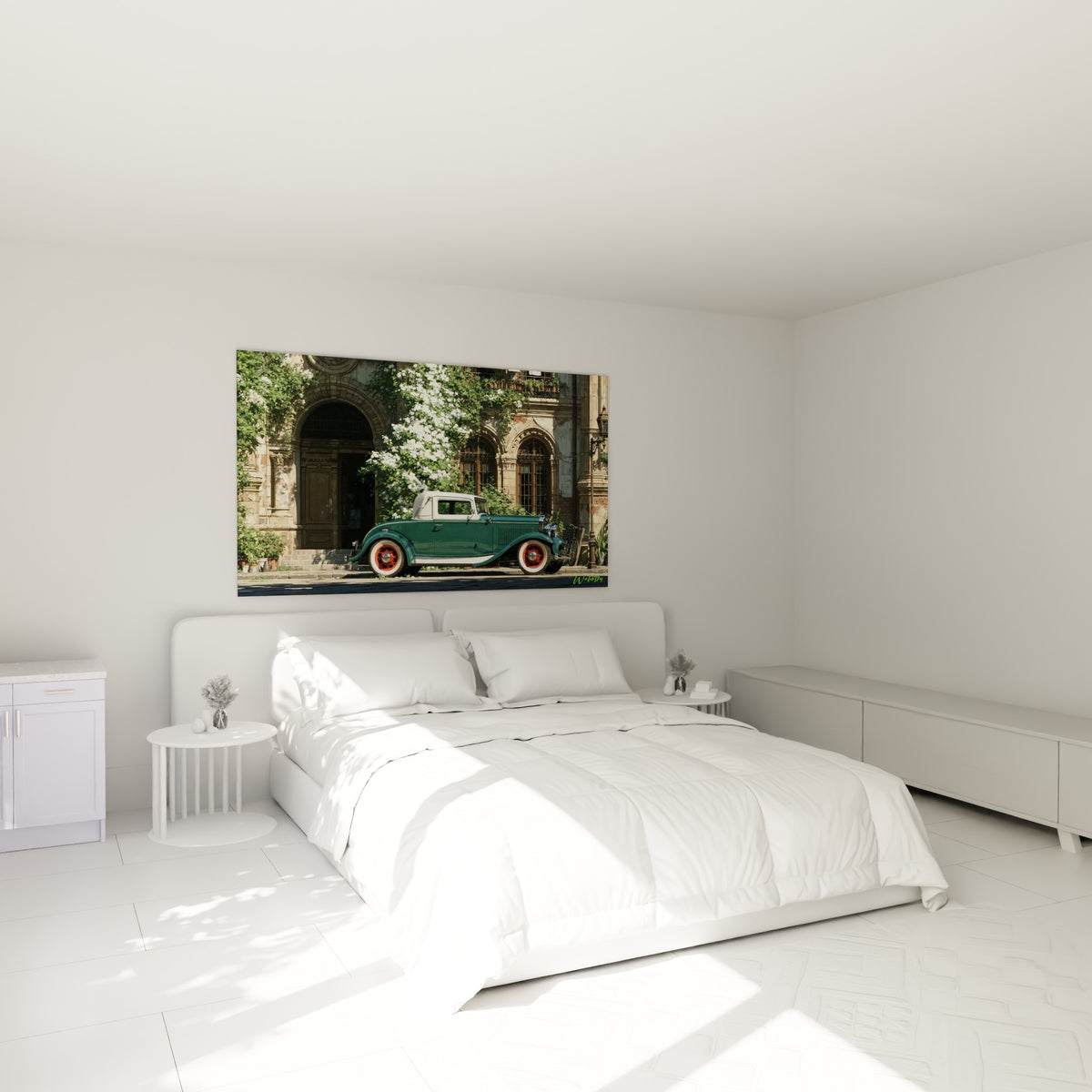 Voiture ancienne verte aux jantes rouge brique accrochée au-dessus d'un lit dans une chambre claire