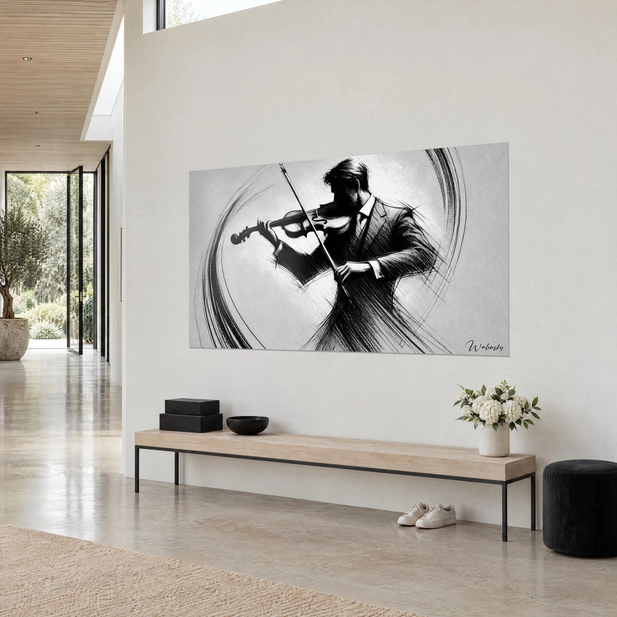 Schilderij muzikant met viool in zwart-wit, gearceerde silhouet en brede inktbogen, opgehangen boven een bank van licht hout