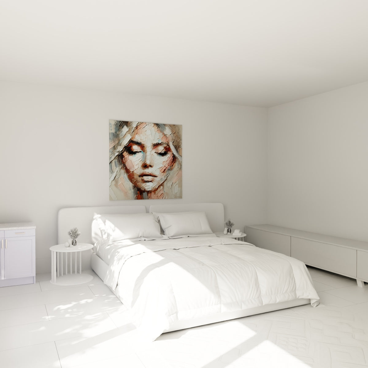 Portrait texturé rose et anthracite, yeux clos et matière relief, accroché au-dessus d'un lit dans une chambre claire