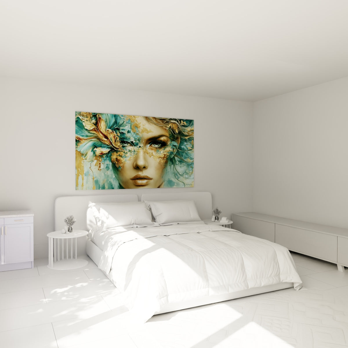 Portrait abstrait doré aux nuances turquoise accroché au-dessus d'un lit dans une chambre claire