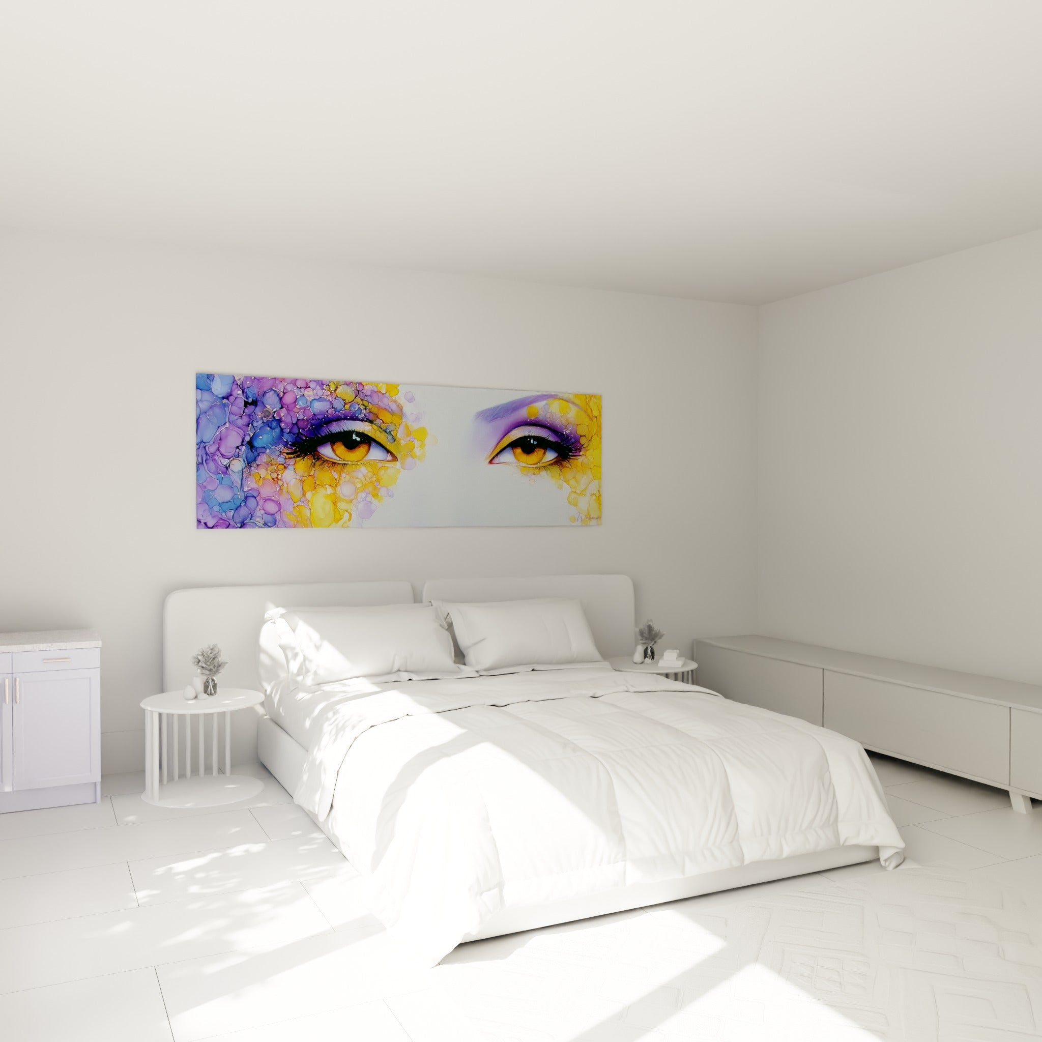 Yeux dorés et éclats violets d'un visage abstrait, accrochés au-dessus d'un lit dans une chambre claire
