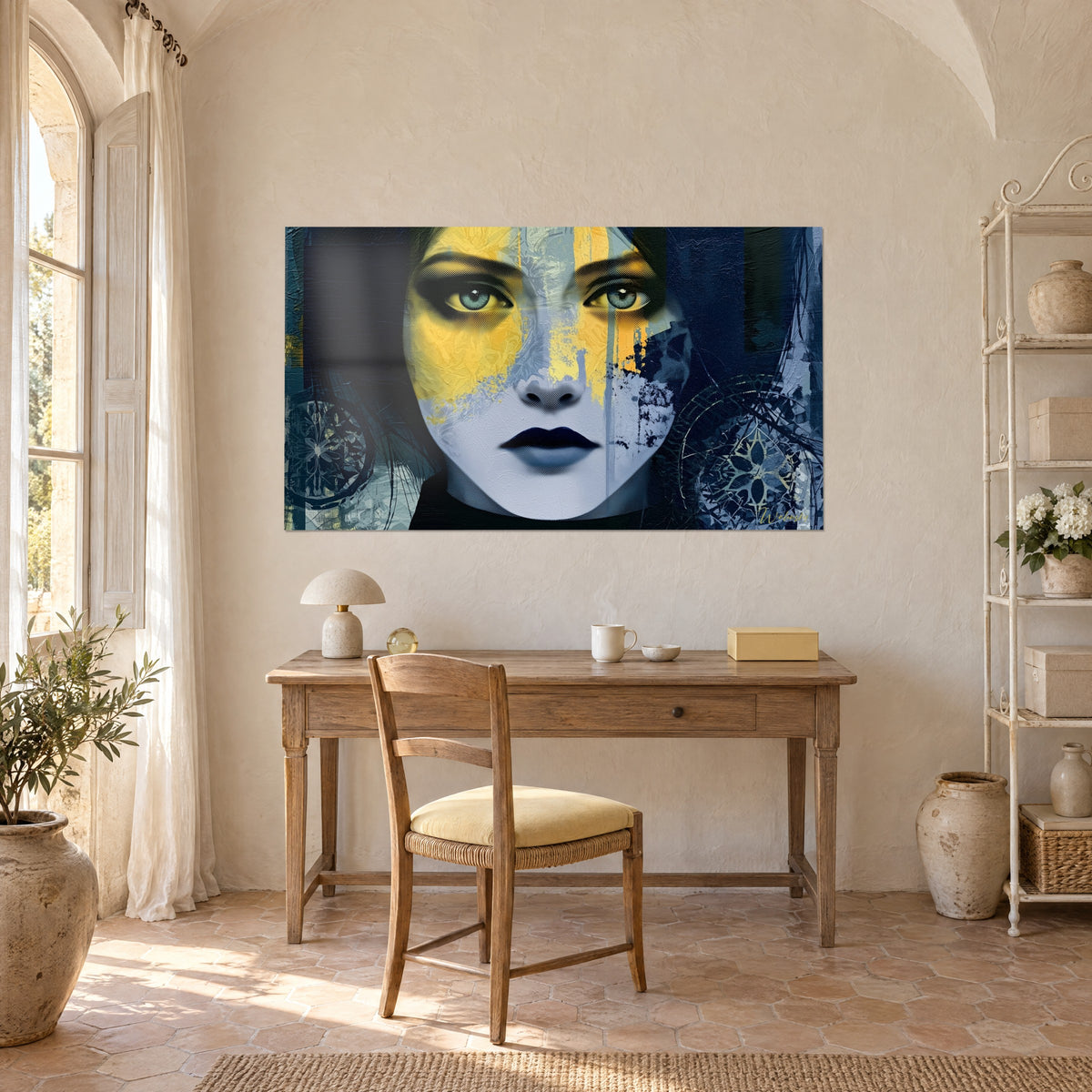 Schilderij vrouwelijke icoon in nachtblauw, zwarte mond, mosterdgele platen op het voorhoofd, boven een bureau van licht hout van de boerderij