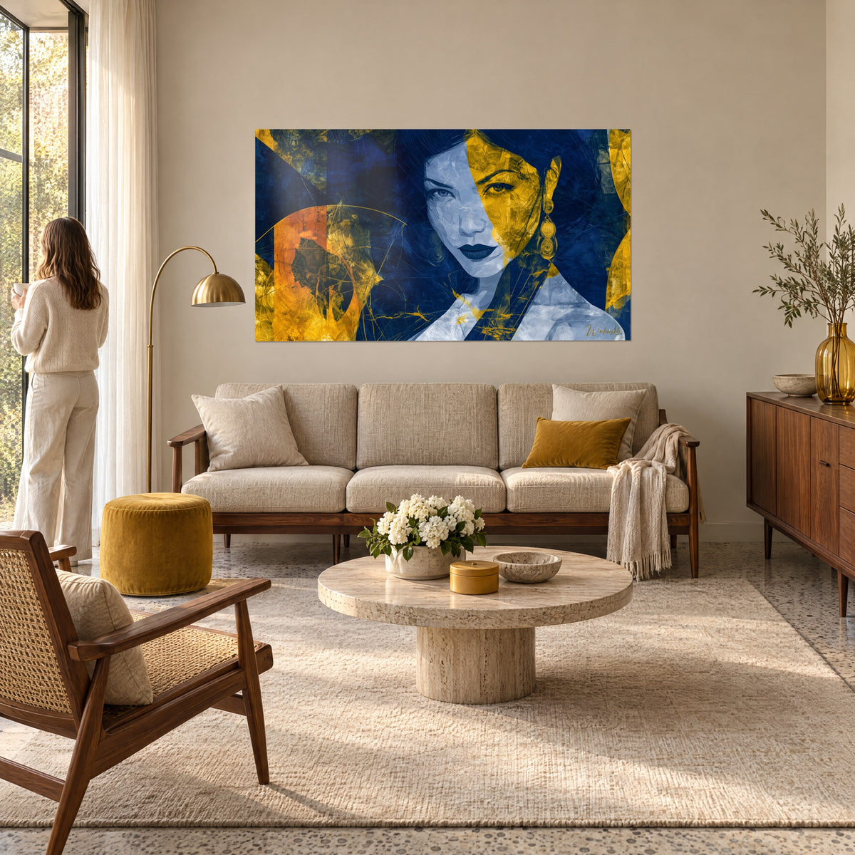 Schilderij portret van een vrouw met gouden blik, marineblauw en goud, oorbellen, vrouw van achteren, boven een bank in een lichte woonkamer