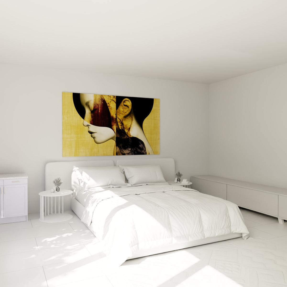 Visage abstrait aux tons dorés et bordeaux accroché au-dessus d'un lit dans une chambre claire