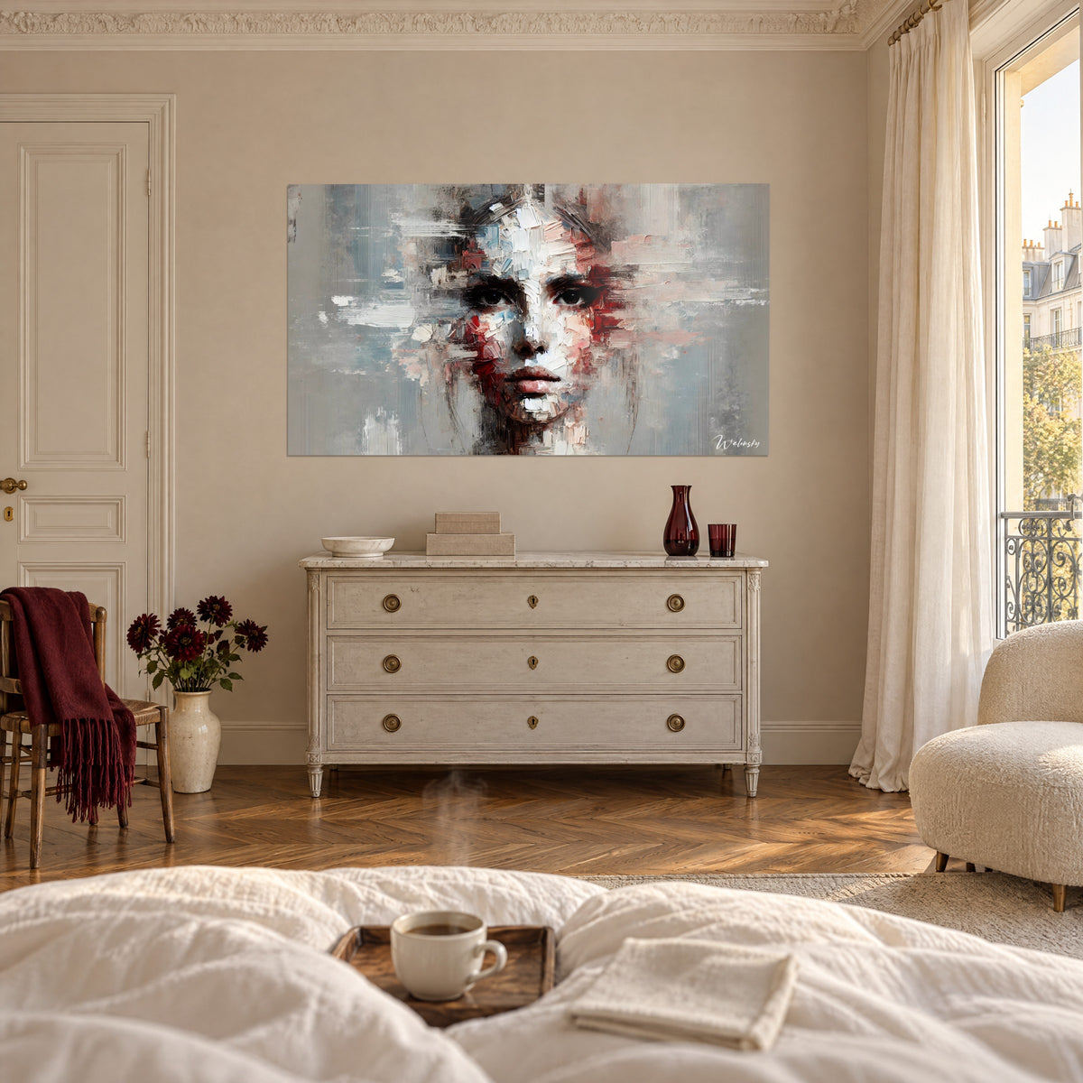 Gemälde dunkler Blick mit blassrosa und tiefroten Schlieren, gegenüber einer Frau von hinten, über einem Bett in einem hellen Schlafzimmer