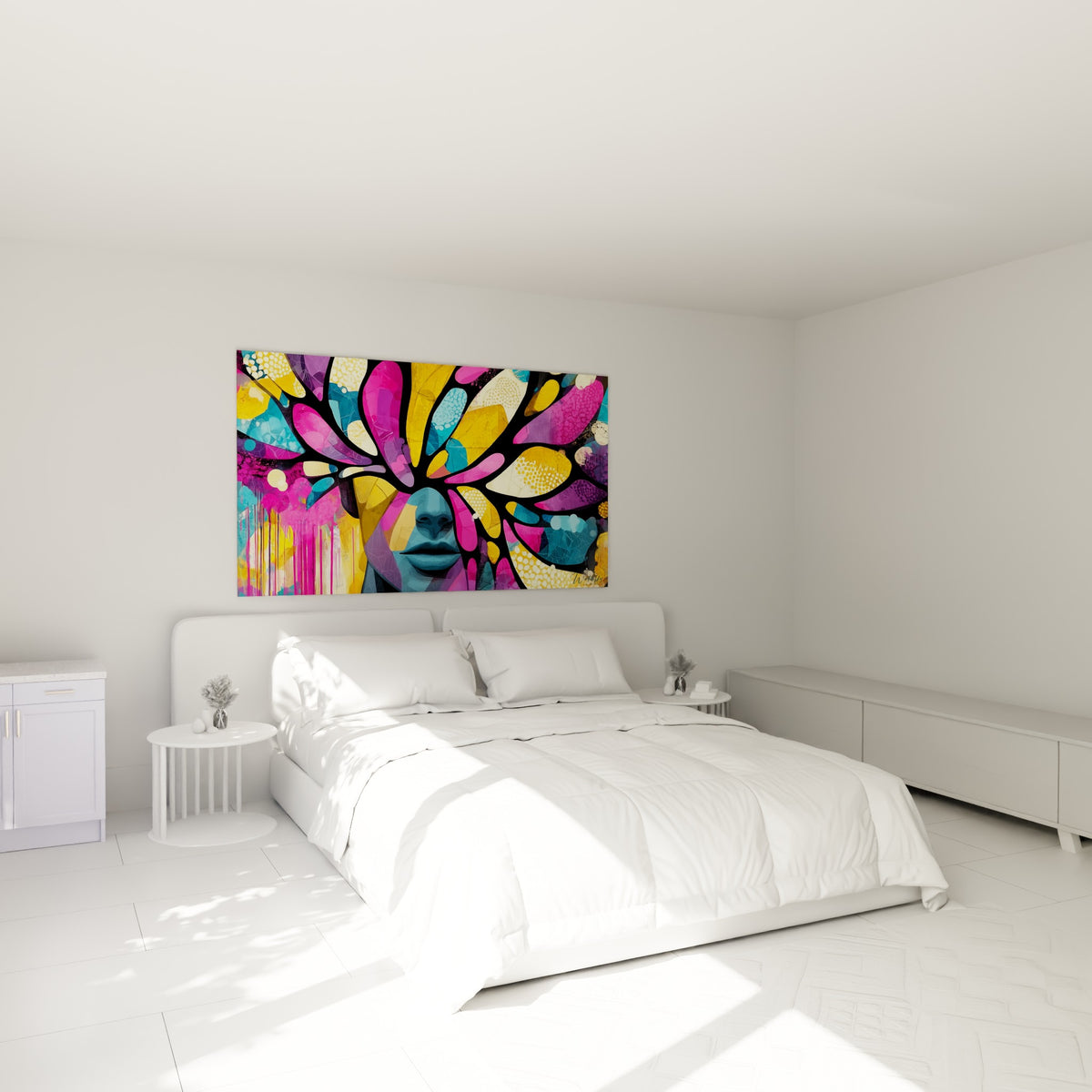 Pétales fuchsia et jaune moutarde entourant un visage bleu, accrochés au-dessus d'un lit dans une chambre claire