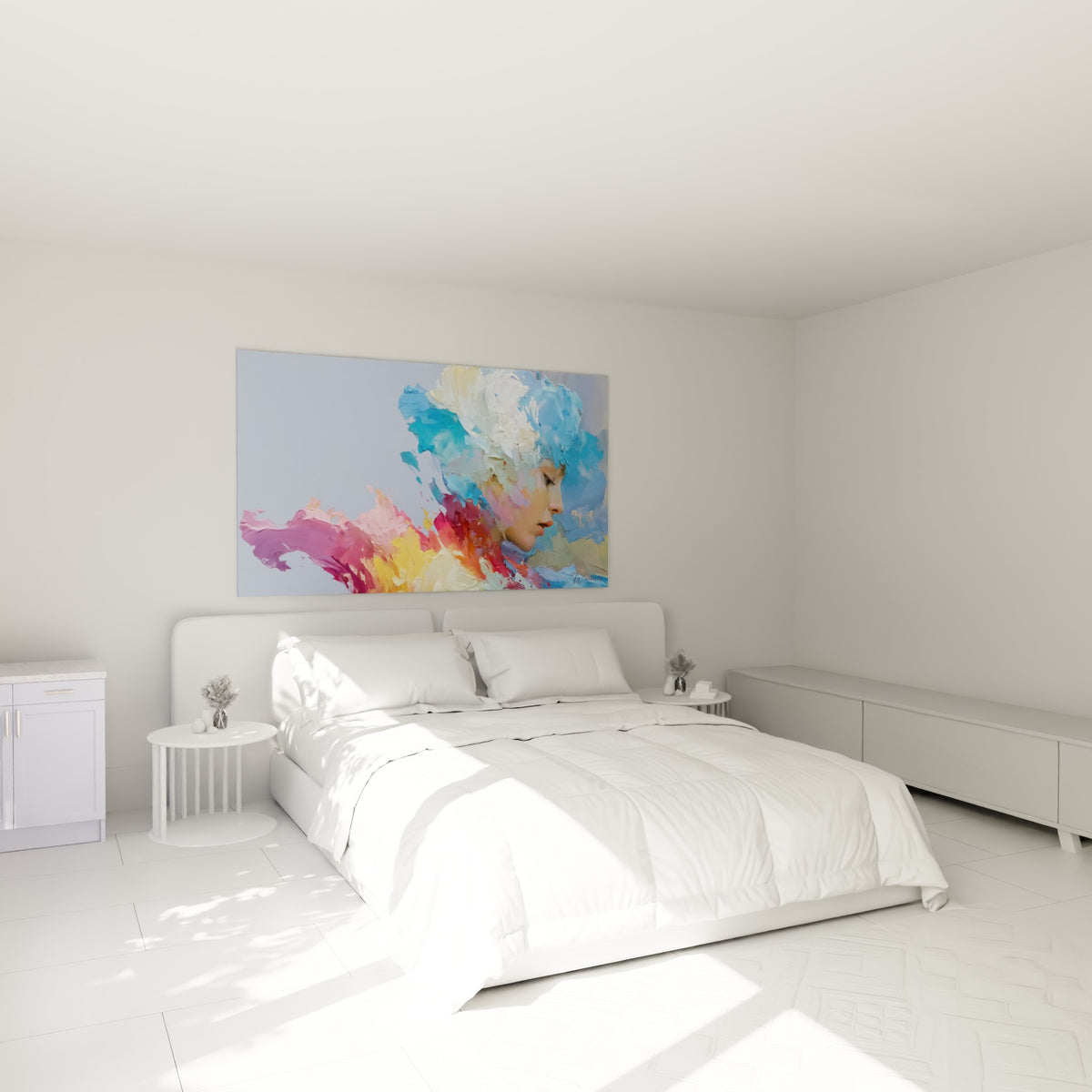 Chevelure bleu ciel et vague corail composent ce visage abstrait, au-dessus d'un lit dans une chambre claire