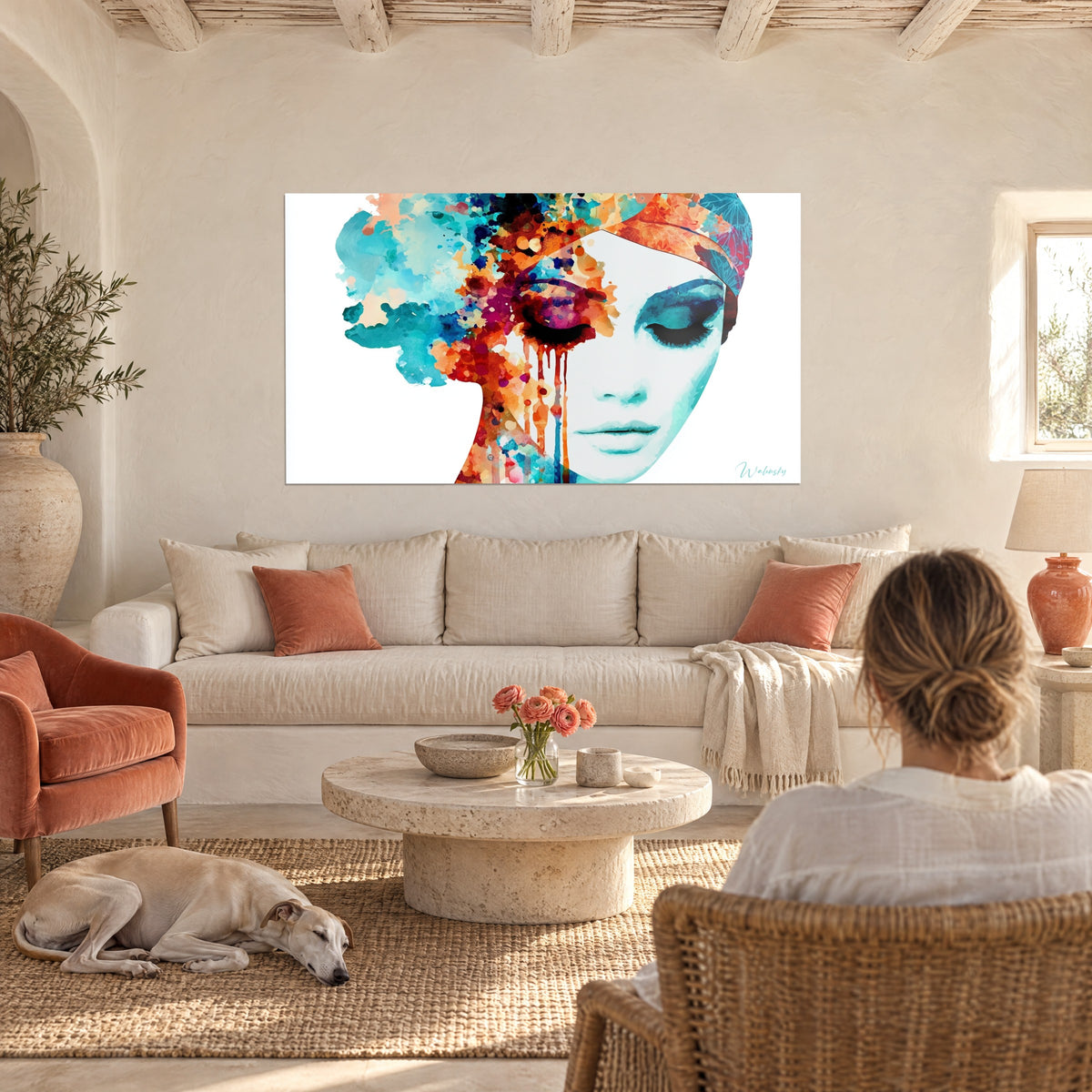 Gemälde Frauengesicht mit geschlossenen Augenlidern, Türkis und Orange, Aquarellläufe, über einem Sofa in einem hellen Wohnzimmer