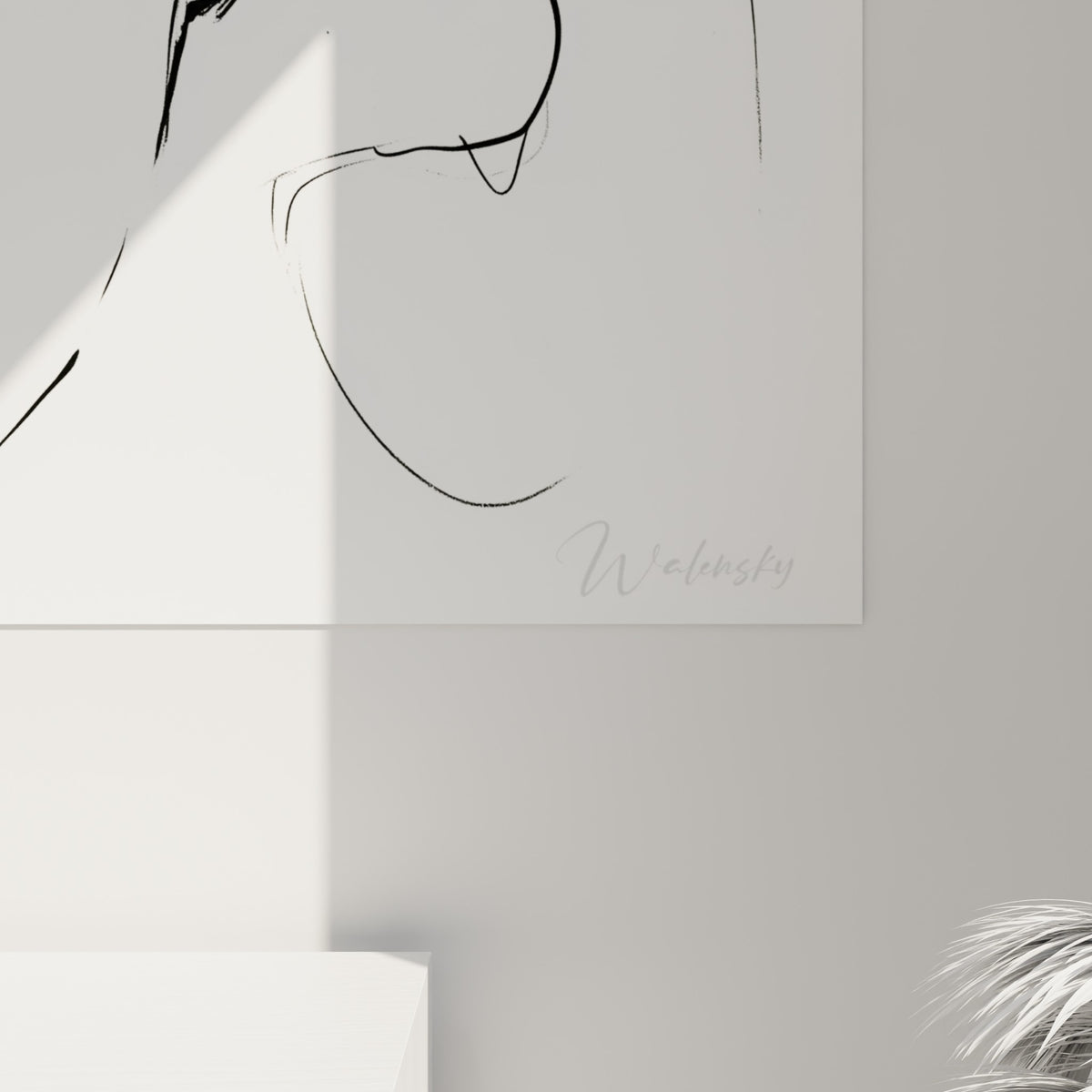 Coulures d'encre noire et grise se mêlant au trait fin du visage, grain du papier et empâtements visibles