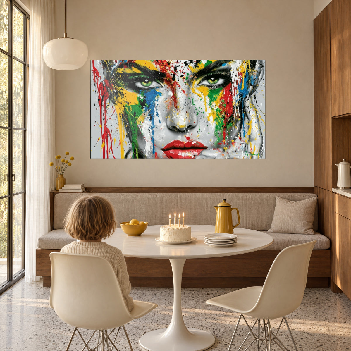 Schilderij vrouwelijke figuur bespat met blauwe en groene verf, karmijnrode mond, kind van achteren bij een eettafel