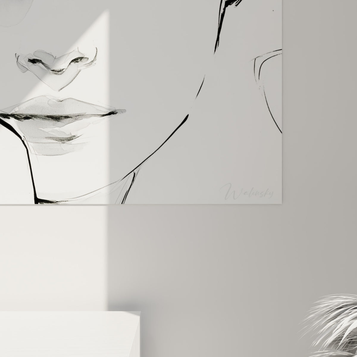 Empâtements d'encre noire et coulures grises visibles de près sur ce visage abstrait accroché au mur