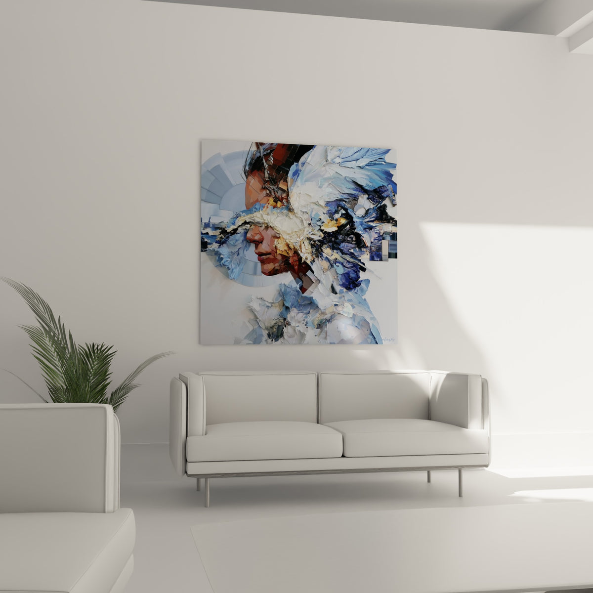 Portrait abstrait bleu marine et doré, tableau Visage suspendu au-dessus d'un canapé dans un salon lumineux