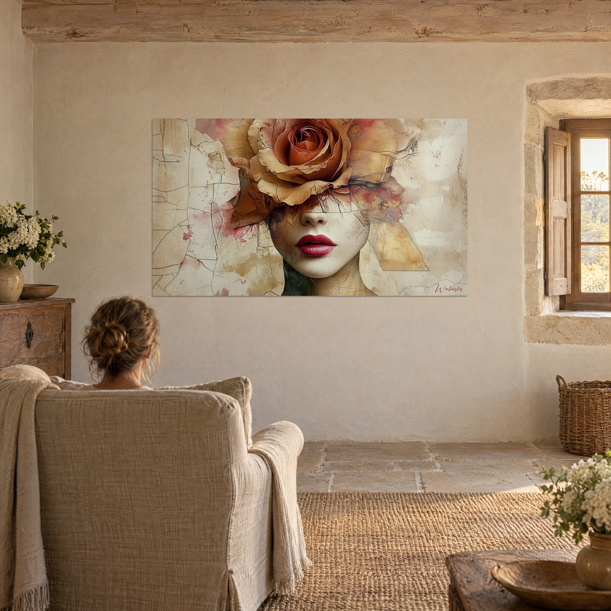 Cuadro de un rostro velado por una rosa marchita, tonos miel y rojo, textura de pared agrietada, frente a un sillón de lino en una estancia de piedra