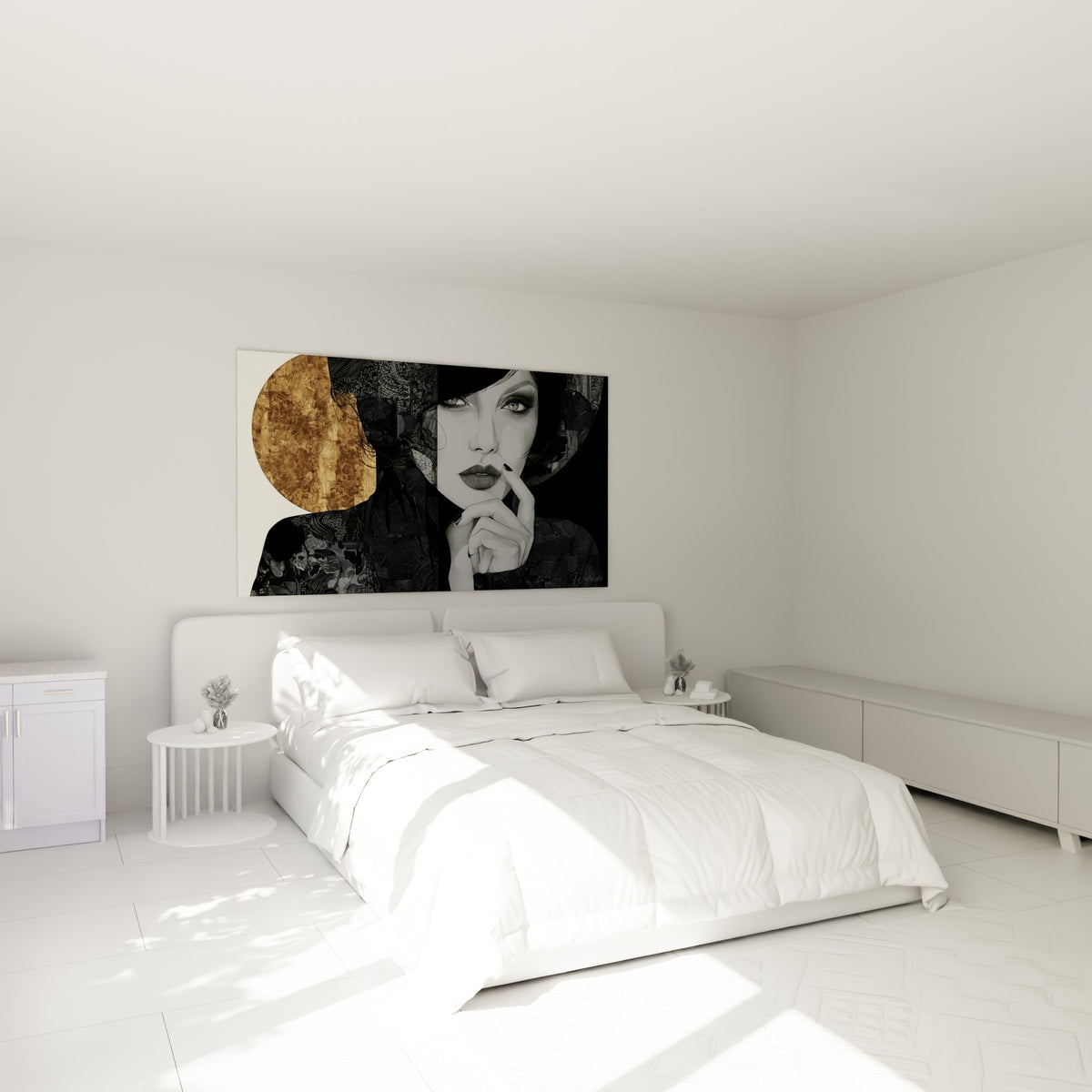 Portrait graphique noir et doré, main sur les lèvres, accroché au-dessus d'un lit dans une chambre claire