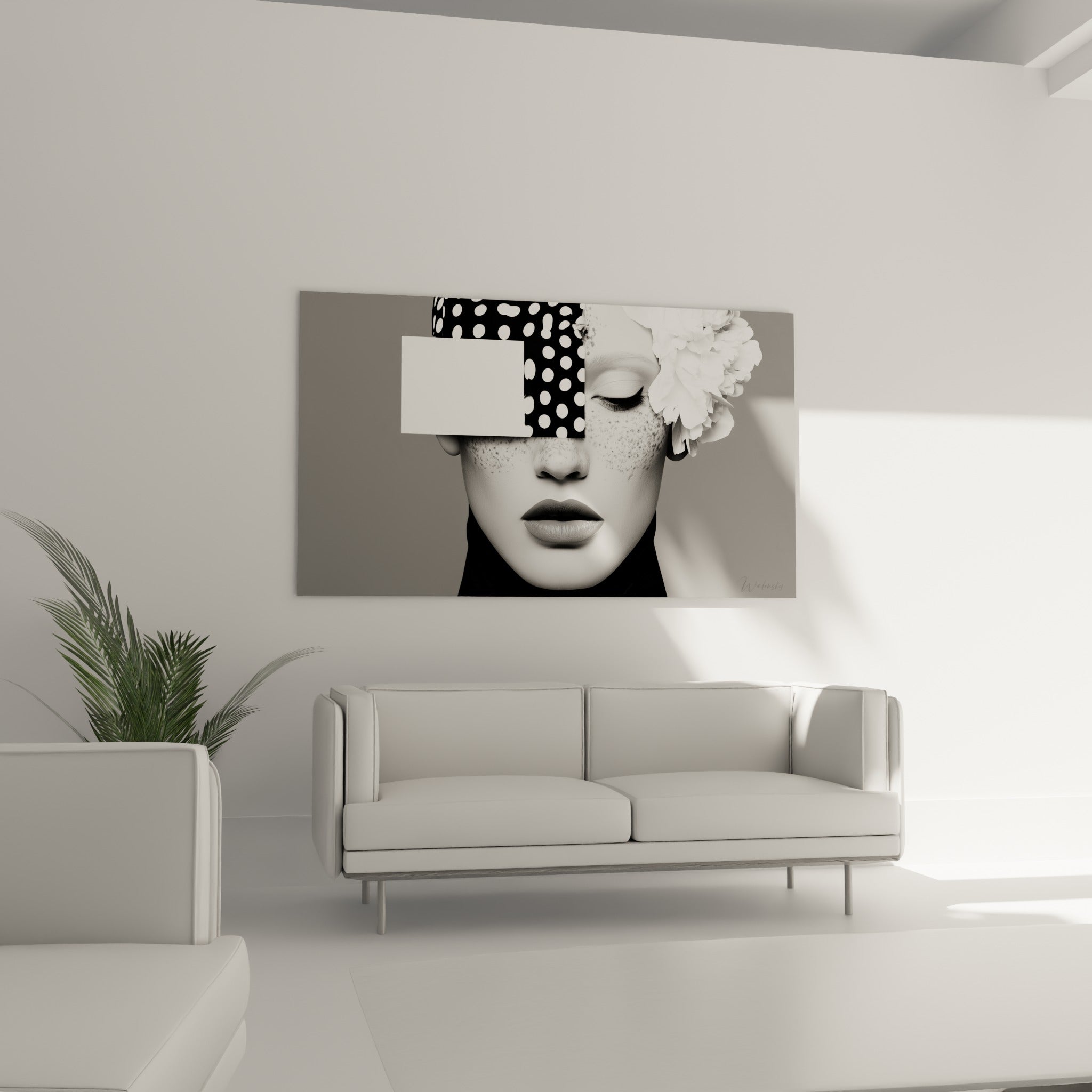 Femme au bandeau noir et blanc et fleur ivoire, tableau visage abstrait au-dessus d'un canapé dans un salon lumineux