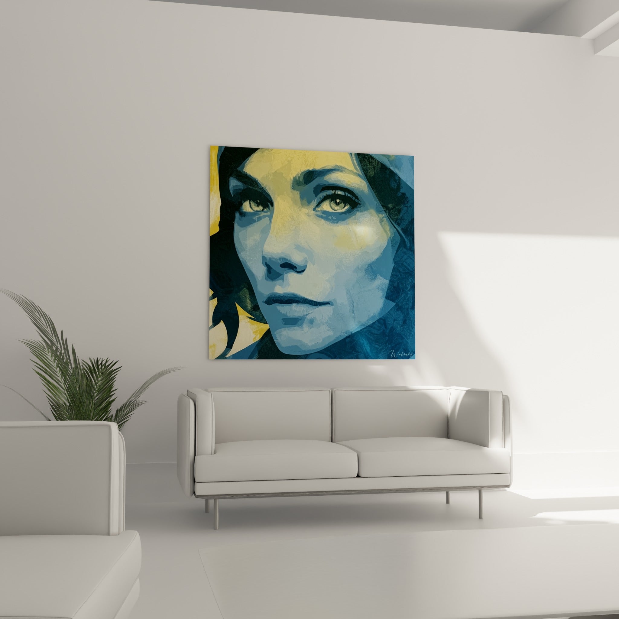 Femme au foulard bleu et jaune doré, Visage abstrait suspendu au-dessus d'un canapé dans un salon lumineux