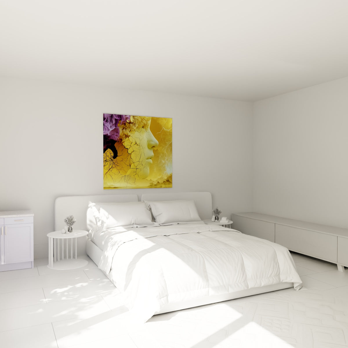 Visage craquelé ocre et mèches violettes accrochant la lumière au-dessus d'un lit dans une chambre claire