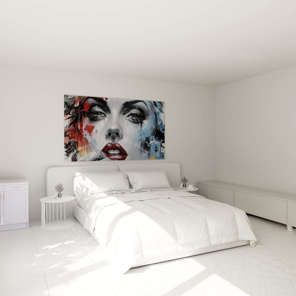 Visage abstrait gris et rouge carmin, main gantée effleurant le menton, au-dessus d'un lit dans une chambre claire