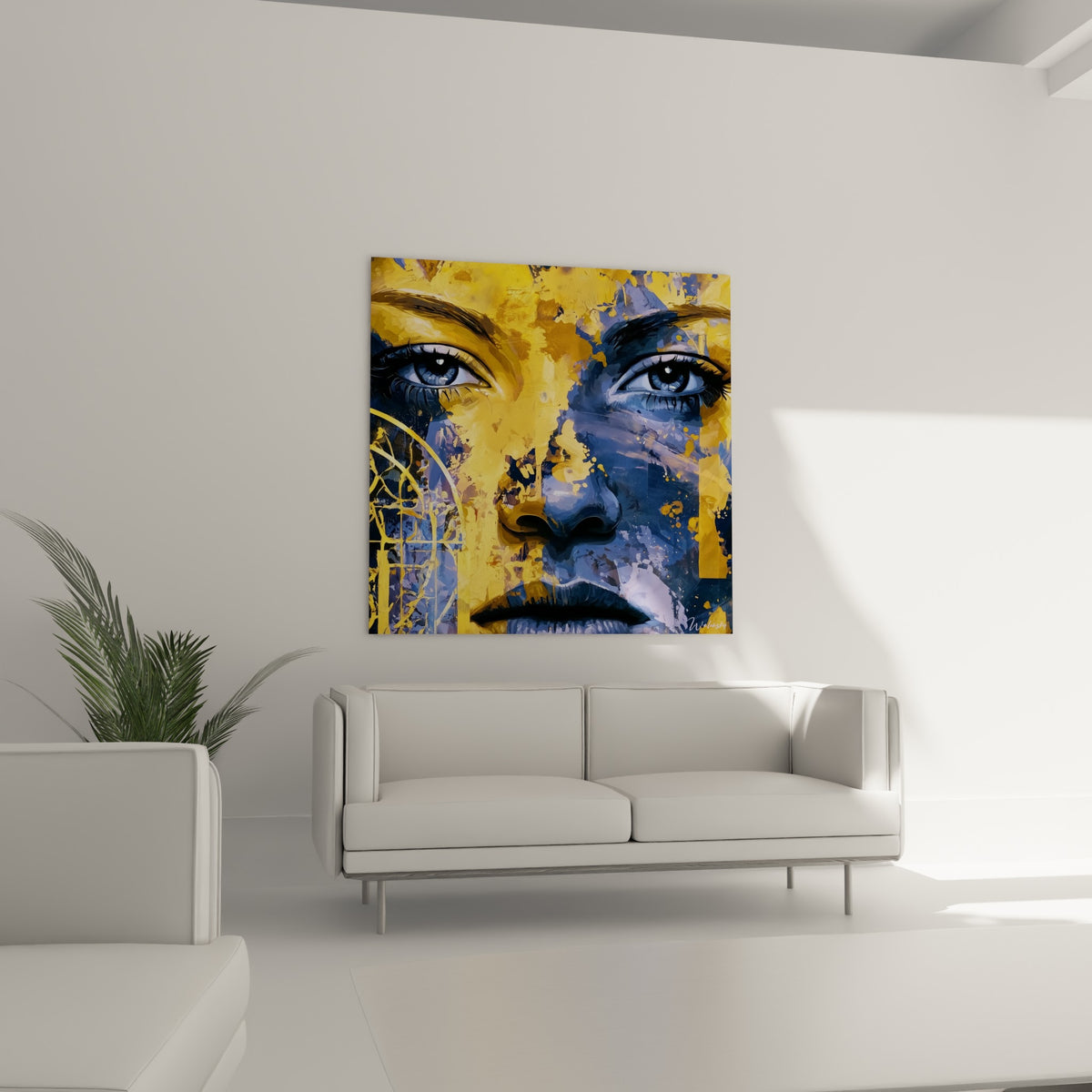 Éclats jaunes et bleu marine composant ce visage abstrait, suspendu au-dessus d'un canapé dans un salon lumineux