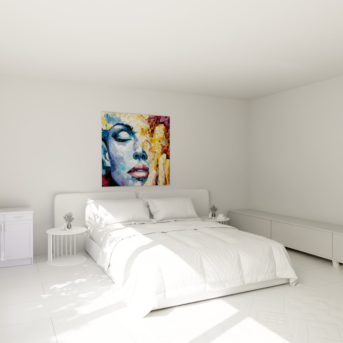 Portrait bleu et doré aux lèvres pourpres, visage abstrait au-dessus d'un lit dans une chambre claire