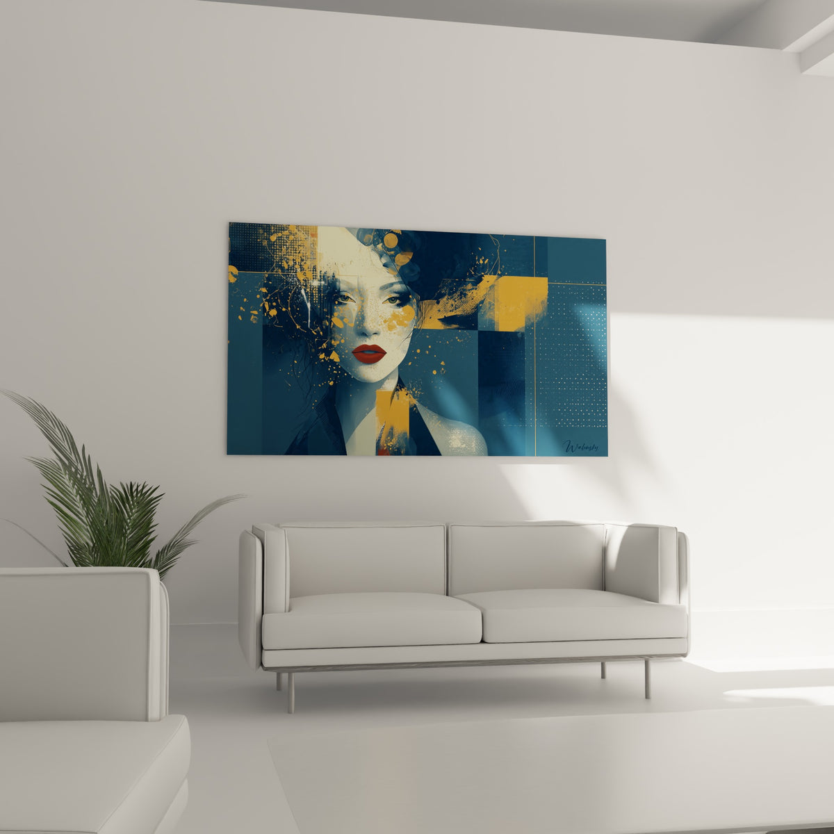 Femme au regard perçant, tons bleu marine et doré, visage abstrait au-dessus d'un canapé dans un salon lumineux