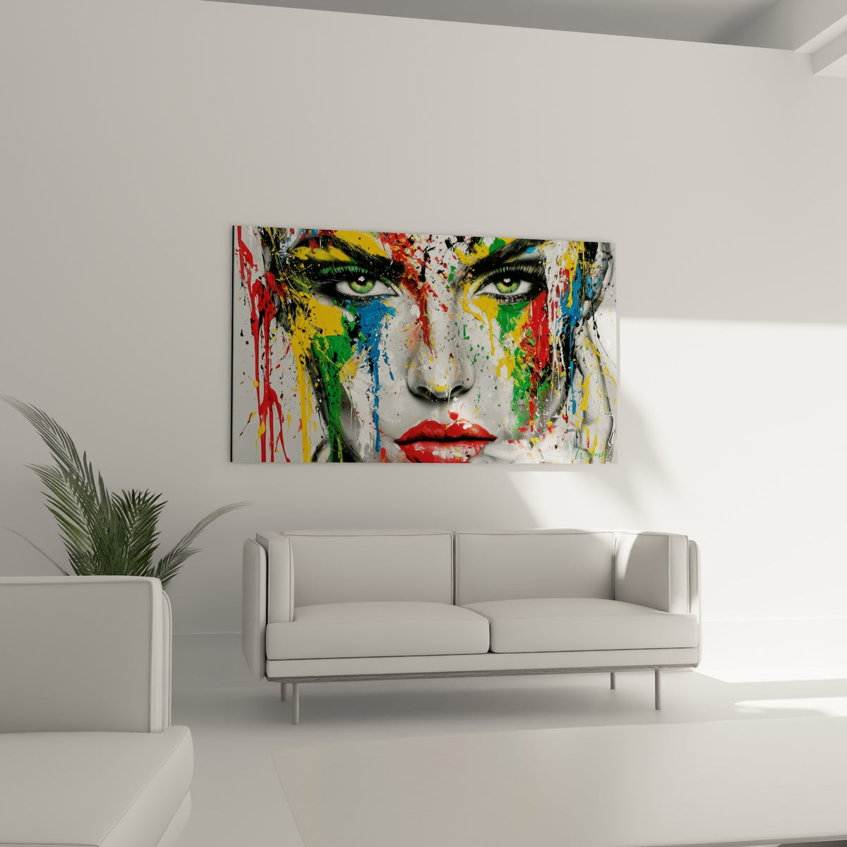 Lèvres rouges et éclaboussures jaunes d'un visage abstrait, au-dessus d'un canapé dans un salon lumineux