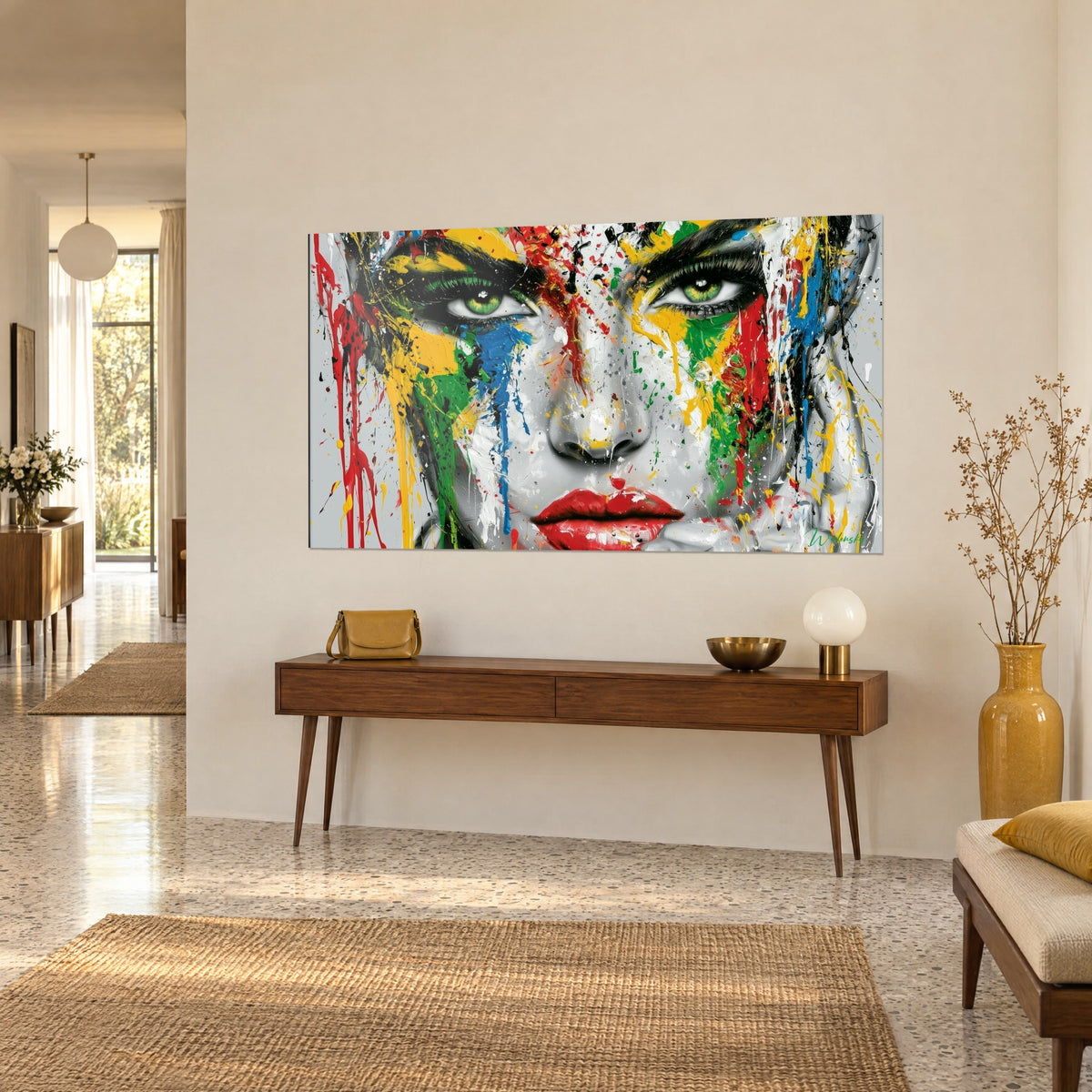 Schilderij abstract gezicht met rode lippen en blauwe verfspatten, driekwart aanzicht boven een houten console, huis uit de jaren 50