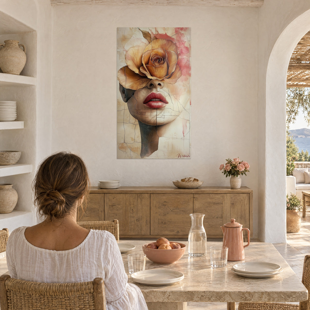 Cuadro figura femenina coronada por una gran rosa ámbar, labios rojos, fondo marfil agrietado, comedor provenzal