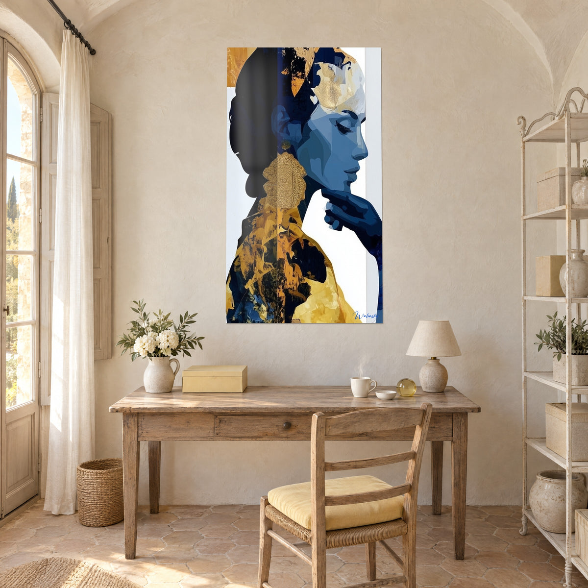 Tableau jeune femme de profil en aplats bleus, robe ocre et or éraillé, accroché au-dessus d'un bureau en bois clair près d'une fenêtre