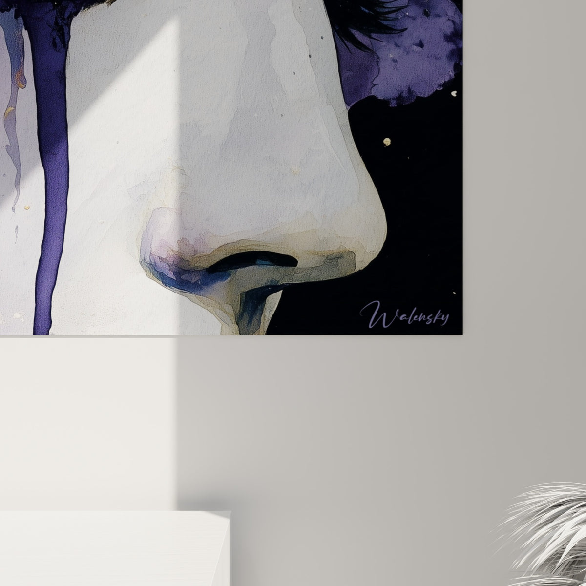 Empâtements dorés et coulures noires se mêlant au violet pastel, grain visible de la matière picturale
