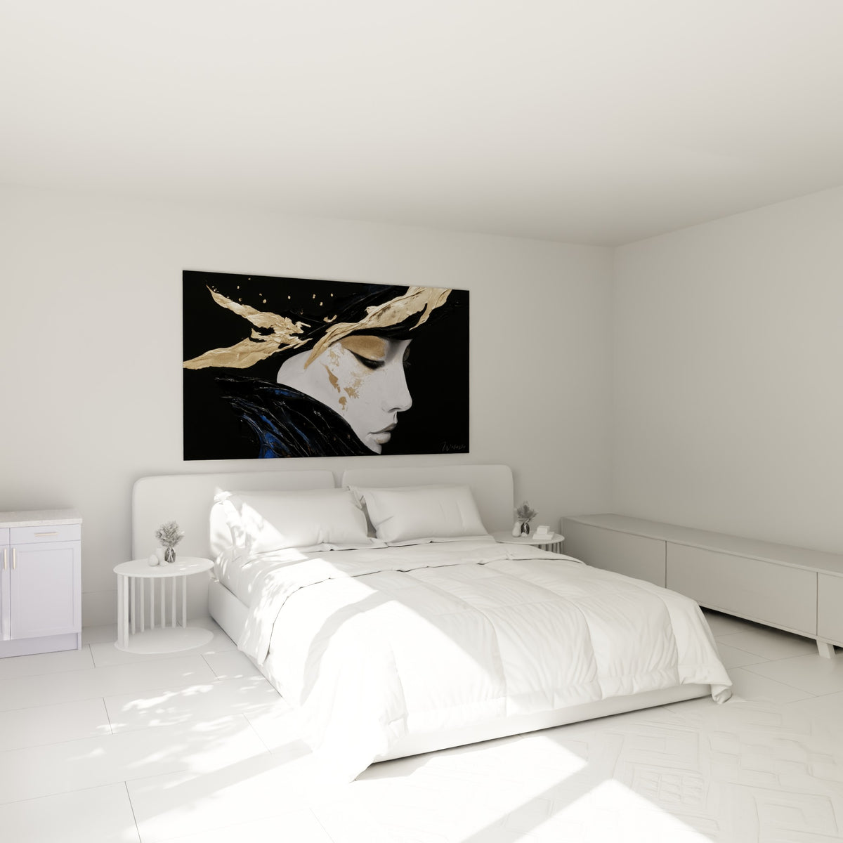 Profil féminin blanc et doré aux yeux fermés, tableau visage abstrait au-dessus d'un lit dans une chambre claire