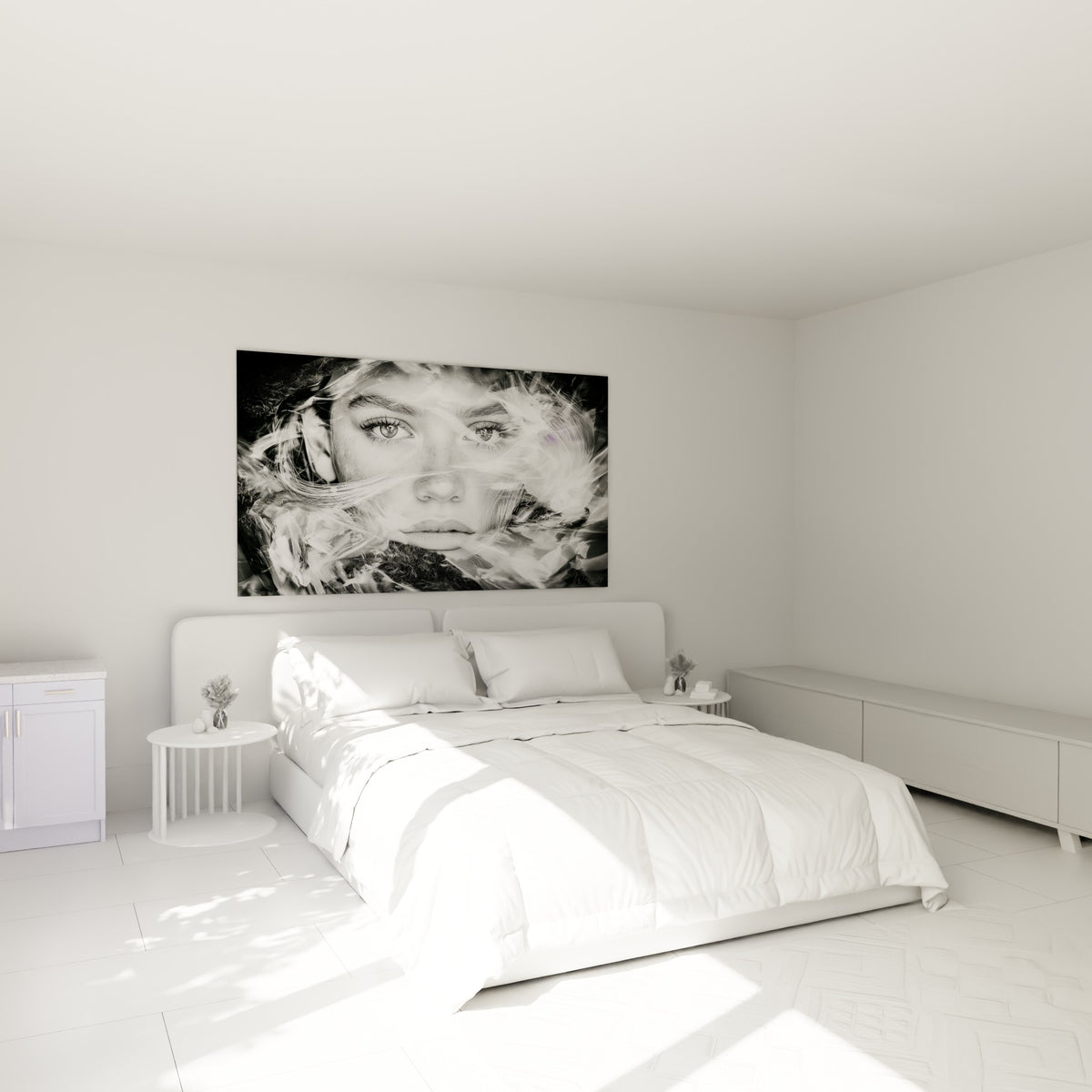 Regard intense en noir et blanc de ce visage abstrait, mèches blanches givrées, au-dessus d'un lit dans une chambre claire