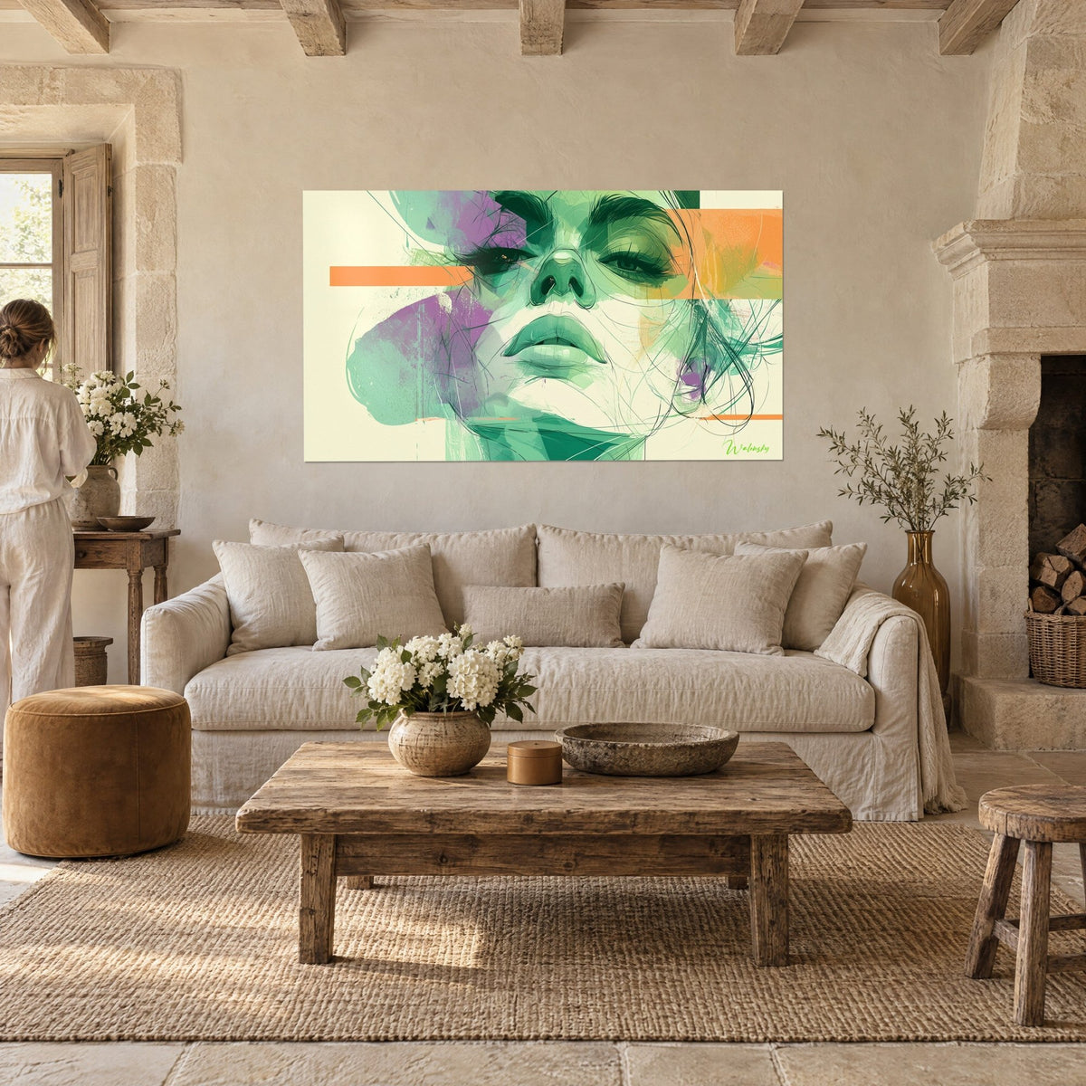 Tableau visage de femme aux lèvres vert menthe, bandes orange et touches violettes, au-dessus d'un canapé dans un salon lumineux