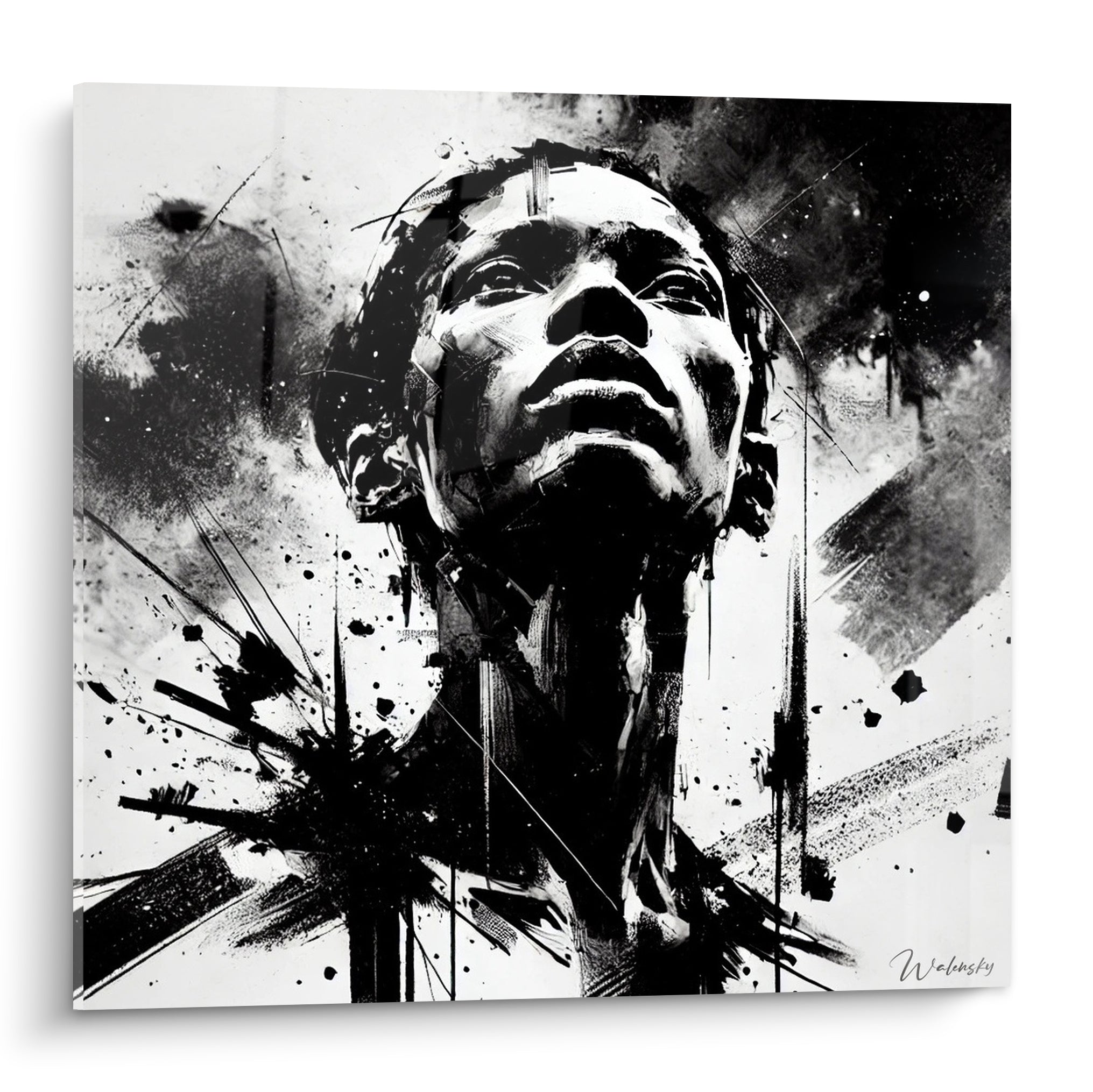 Visage renversé en noir et blanc, éclats d'encre fracturés autour du portrait abstrait