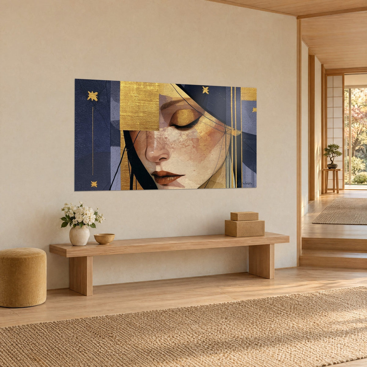 Cuadro retrato soñador con pecas ocres, estrellas doradas sobre fondo azul noche, en una pared crema junto a un banco de madera