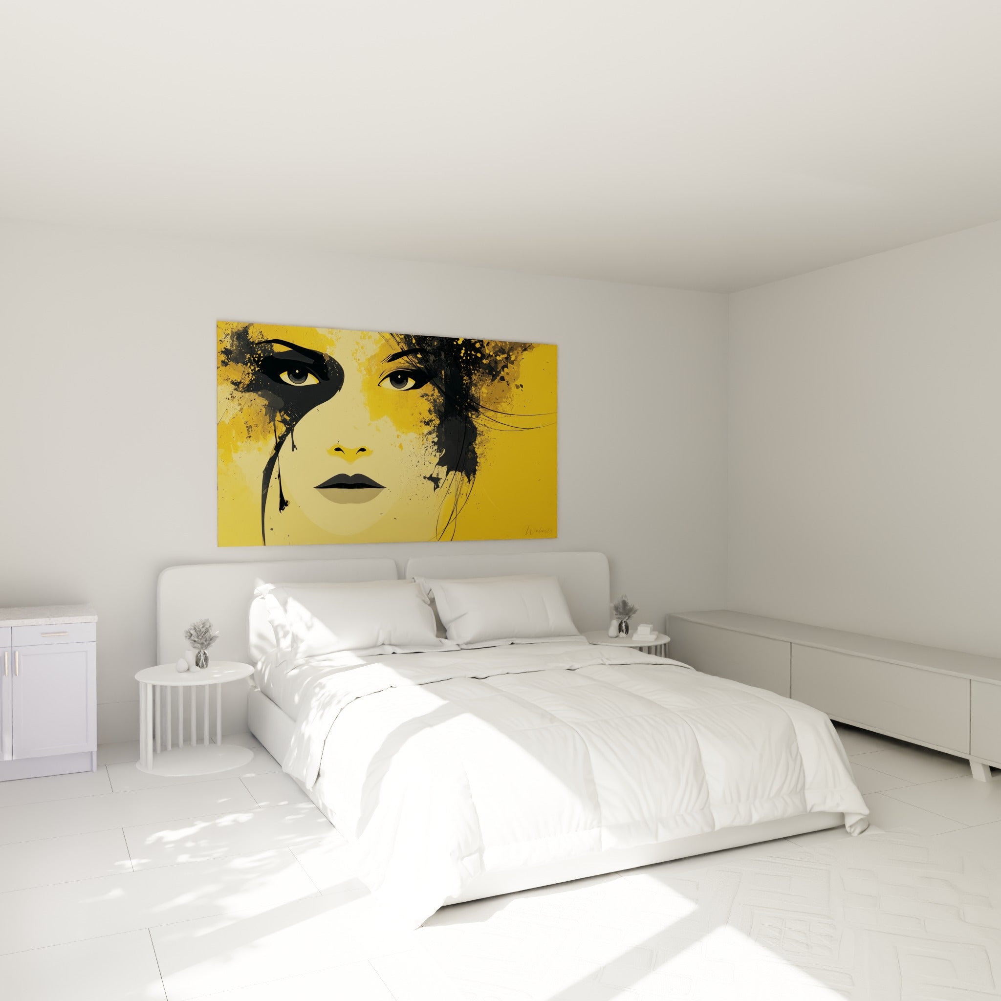Portrait graphique jaune ocre et noir, mèches stylisées, au-dessus d'un lit dans une chambre claire