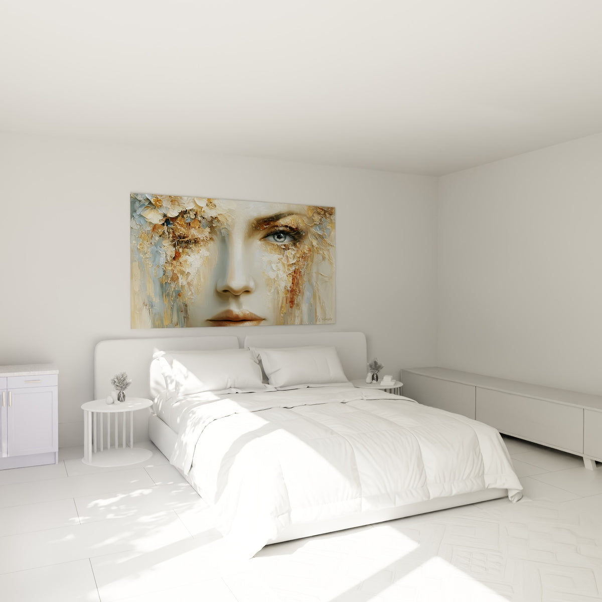 Regard bleu clair du visage abstrait doré et beige, accroché au-dessus d'un lit dans une chambre claire