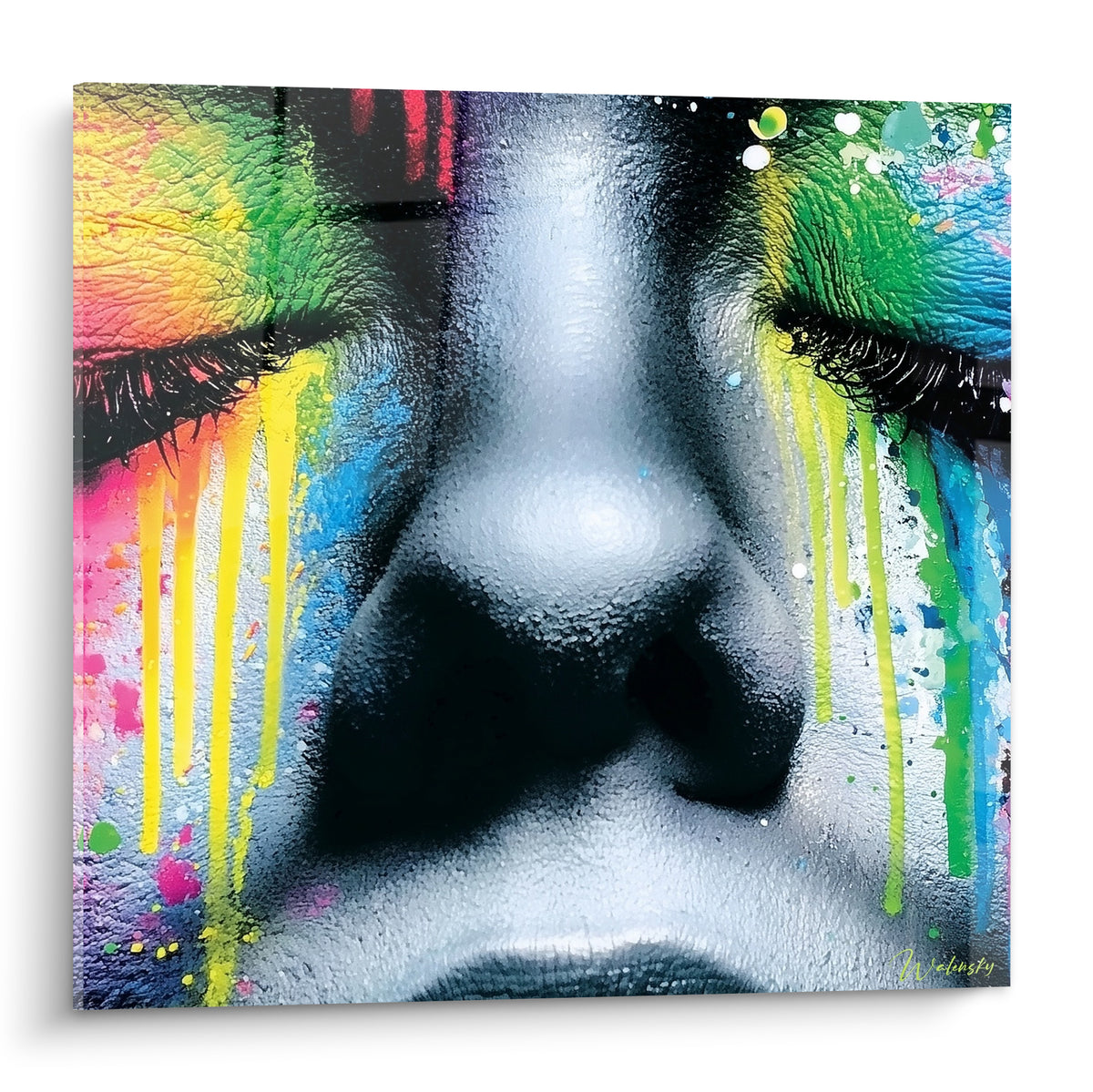 Visage aux yeux clos, paupières éclaboussées de jaune, vert et rose sur peau grise texturée