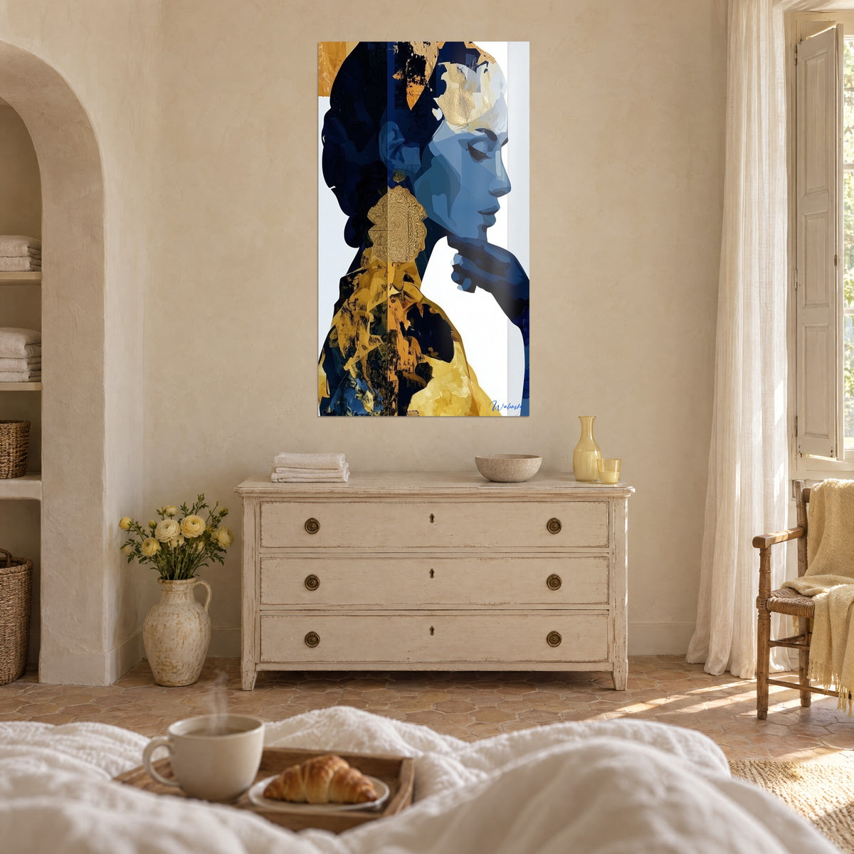 Tableau silhouette de femme songeuse en bleu et jaune doré, main sous le menton, vue de dos, au-dessus d'un lit dans une chambre claire