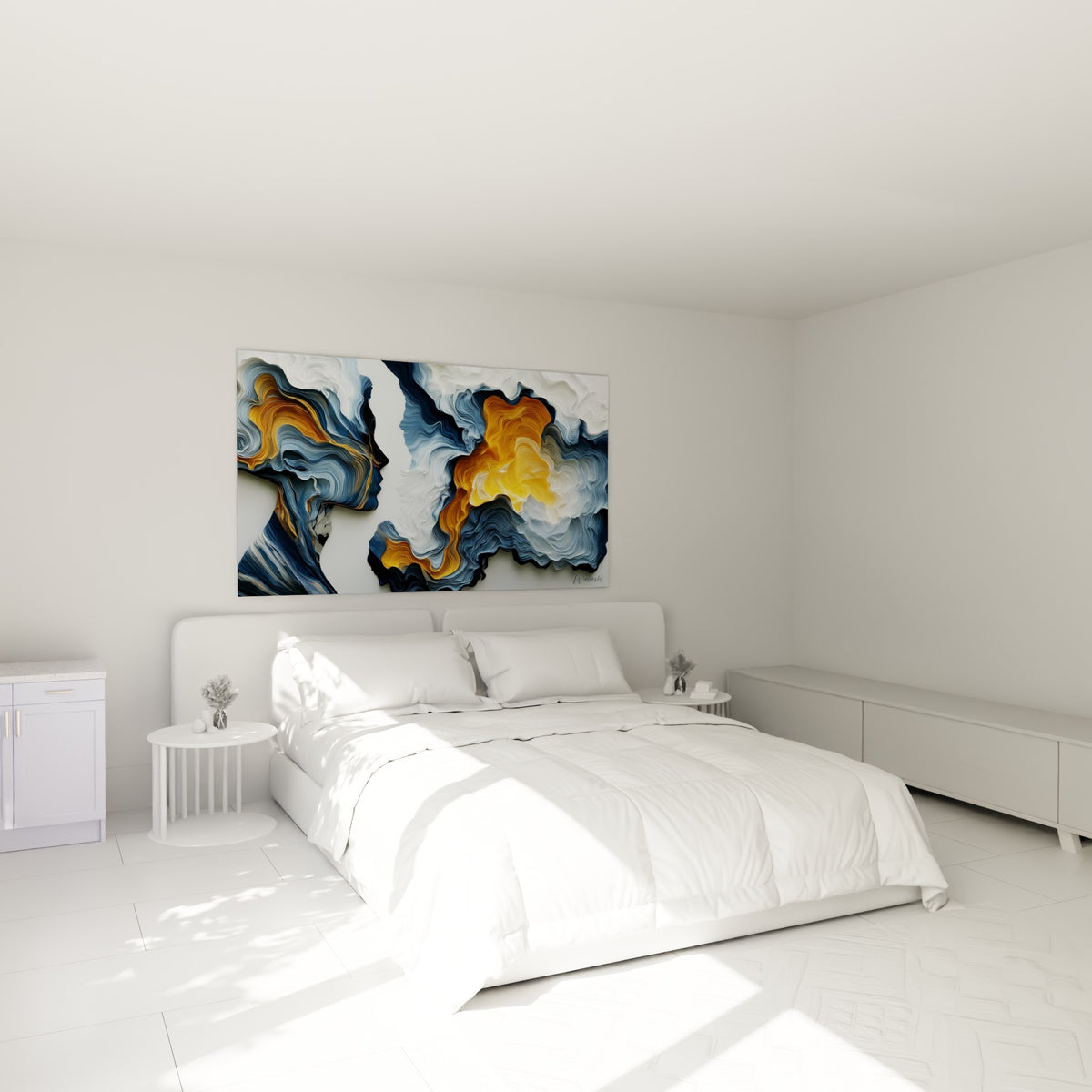 Silhouette dorée et bleu marine du visage abstrait, accrochée au-dessus d'un lit dans une chambre claire