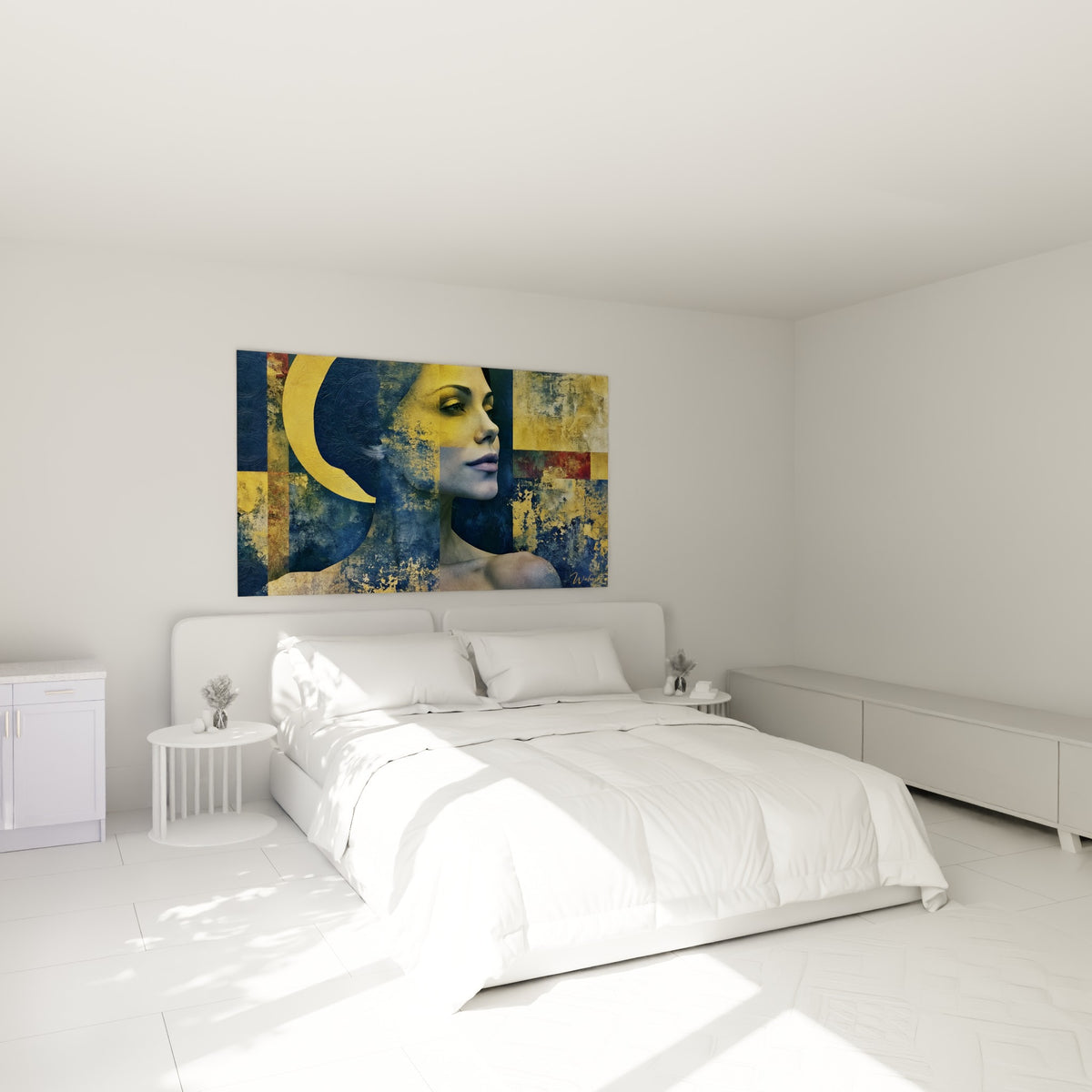 Profil doré et bleu marine du Visage abstrait accroché au-dessus d'un lit dans une chambre claire