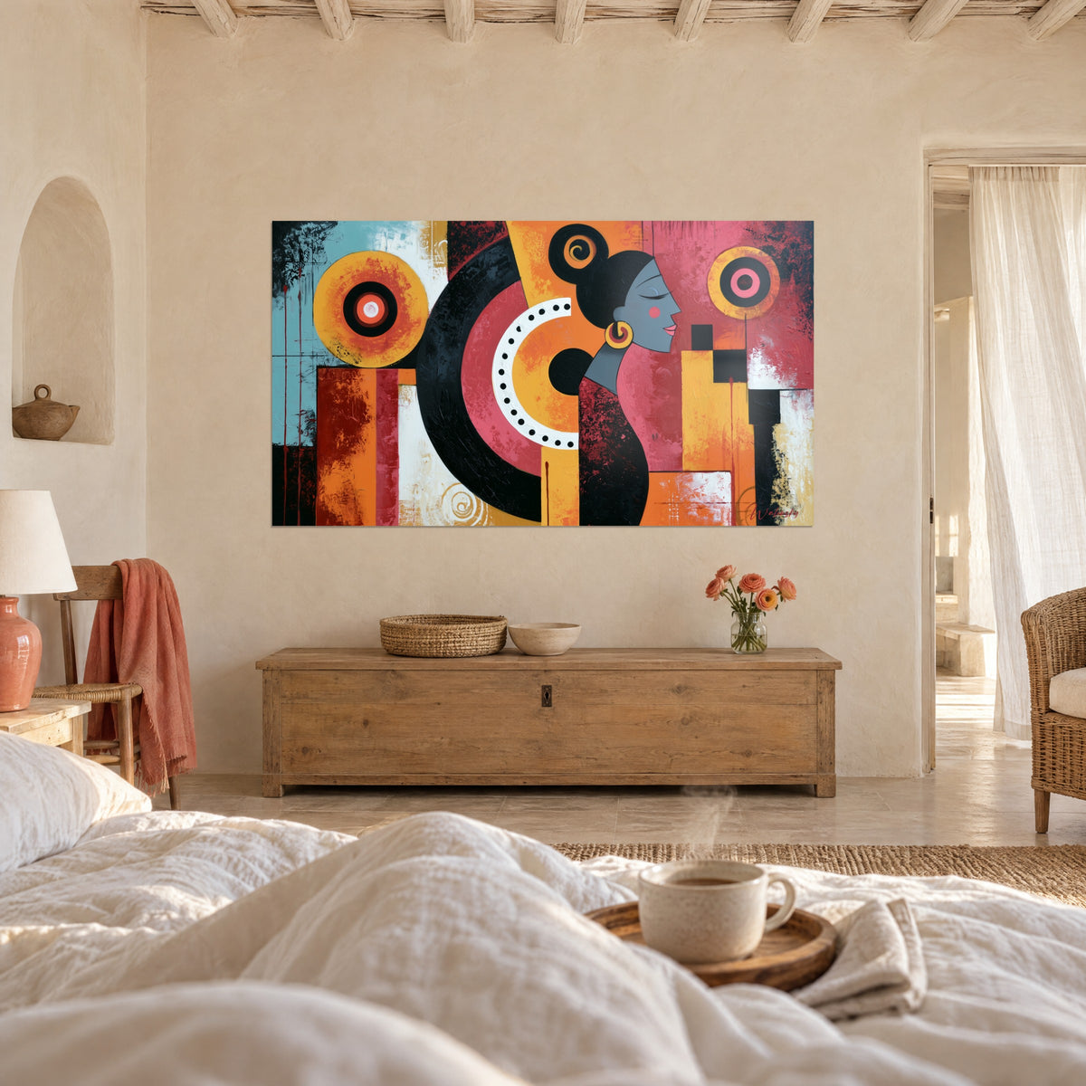 Quadro ritratto geometrico con orecchino dorato, in toni rosa, ocra e nero, di fronte a un letto con lenzuola bianche, sopra il letto in una camera luminosa