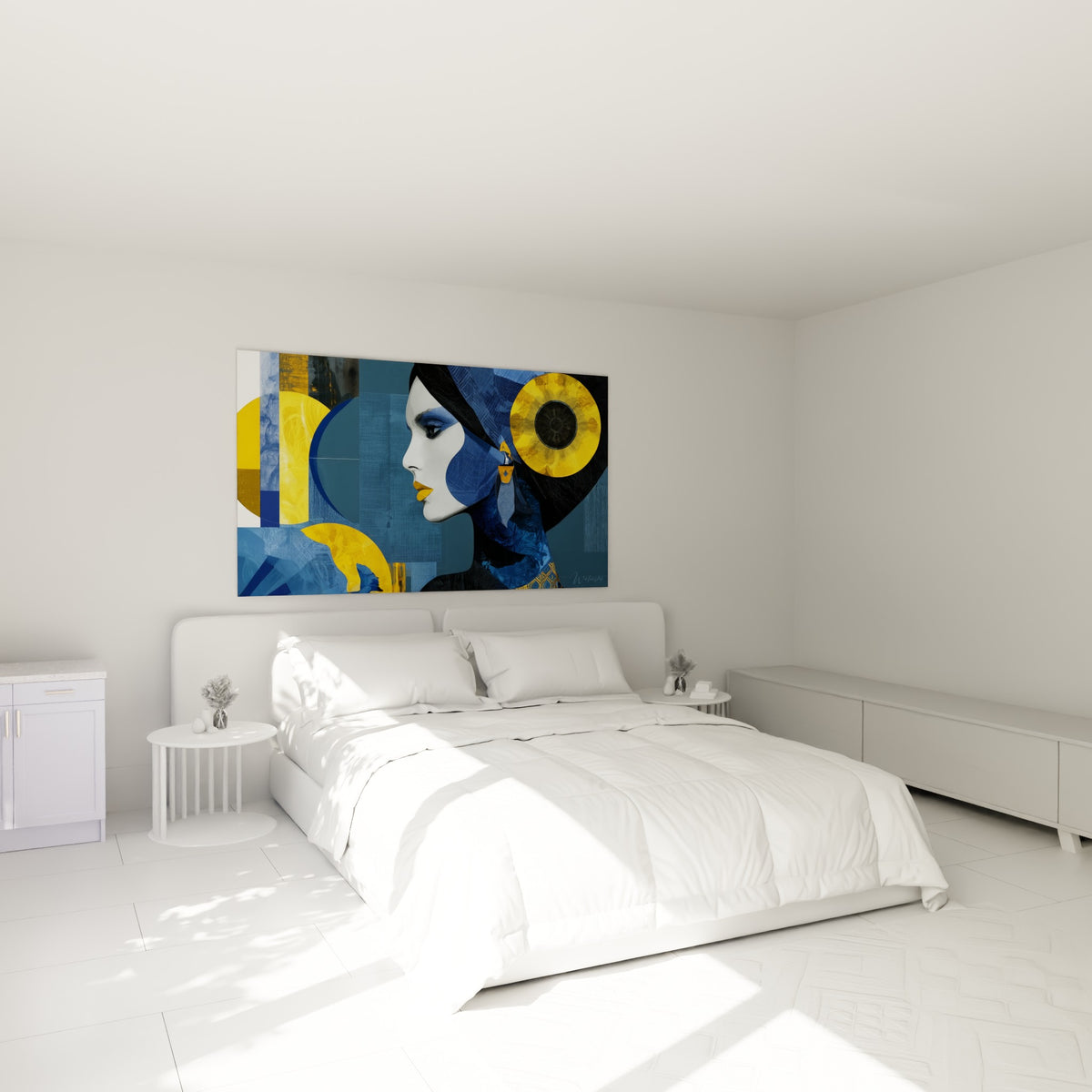 Visage abstrait bleu et jaune doré, profil féminin géométrique, accroché au-dessus d'un lit dans une chambre claire
