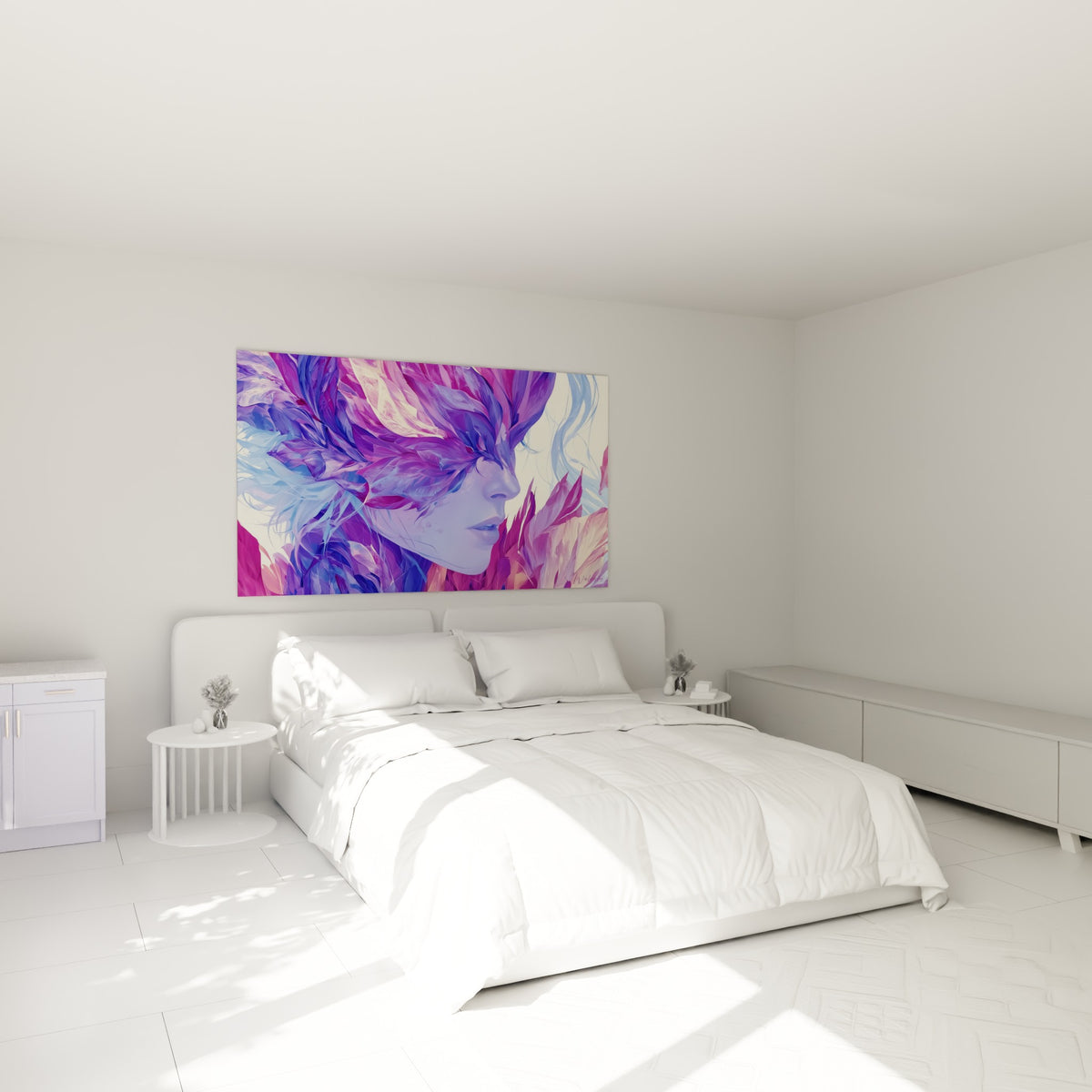 Visage abstrait aux pétales violets et bleu lavande, au-dessus d'un lit dans une chambre claire