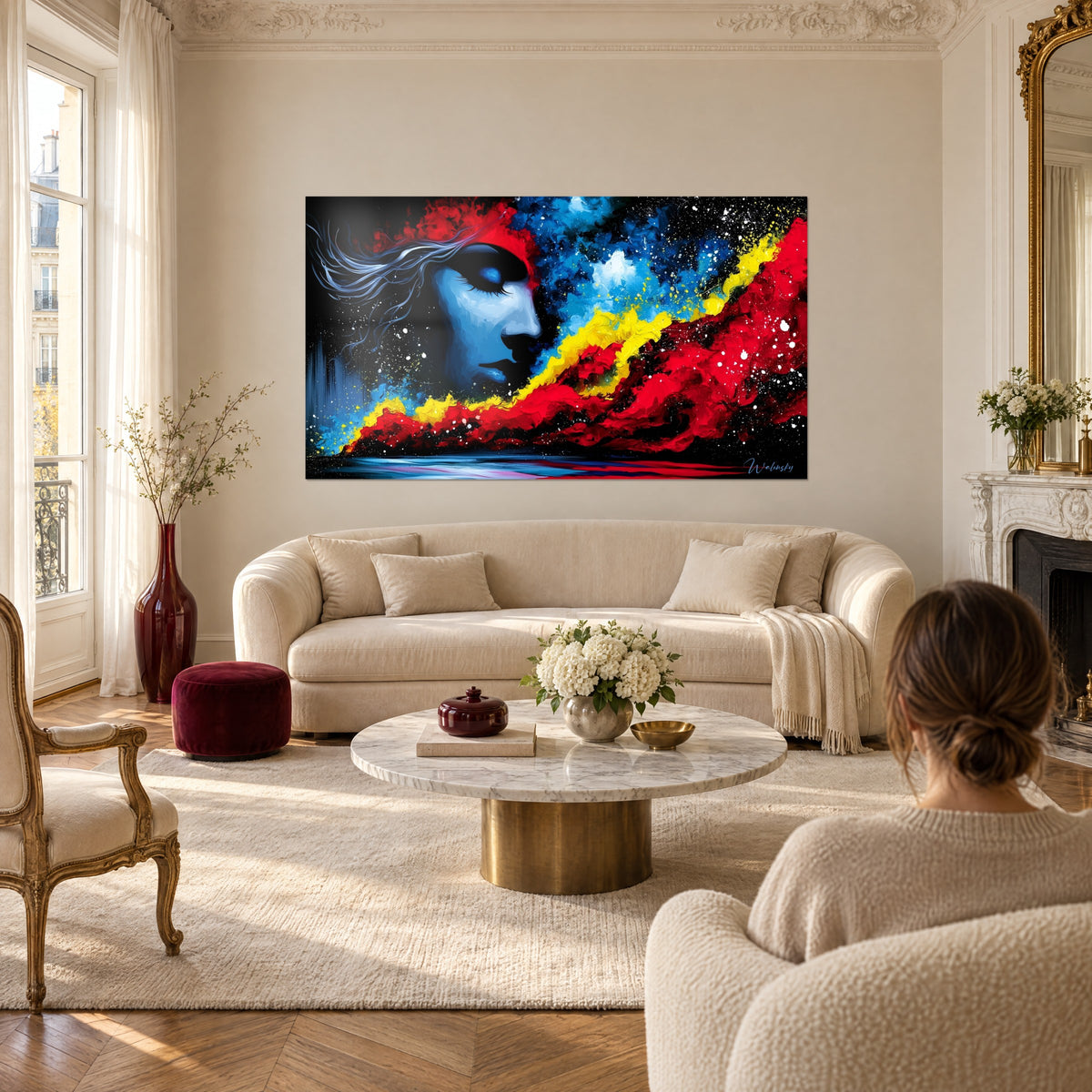 Gemälde Gesicht in Blau mit geschlossenen Lidern, silbrige Strähnen und rote und gelbe Wolken, über einem Sofa in einem hellen Wohnzimmer