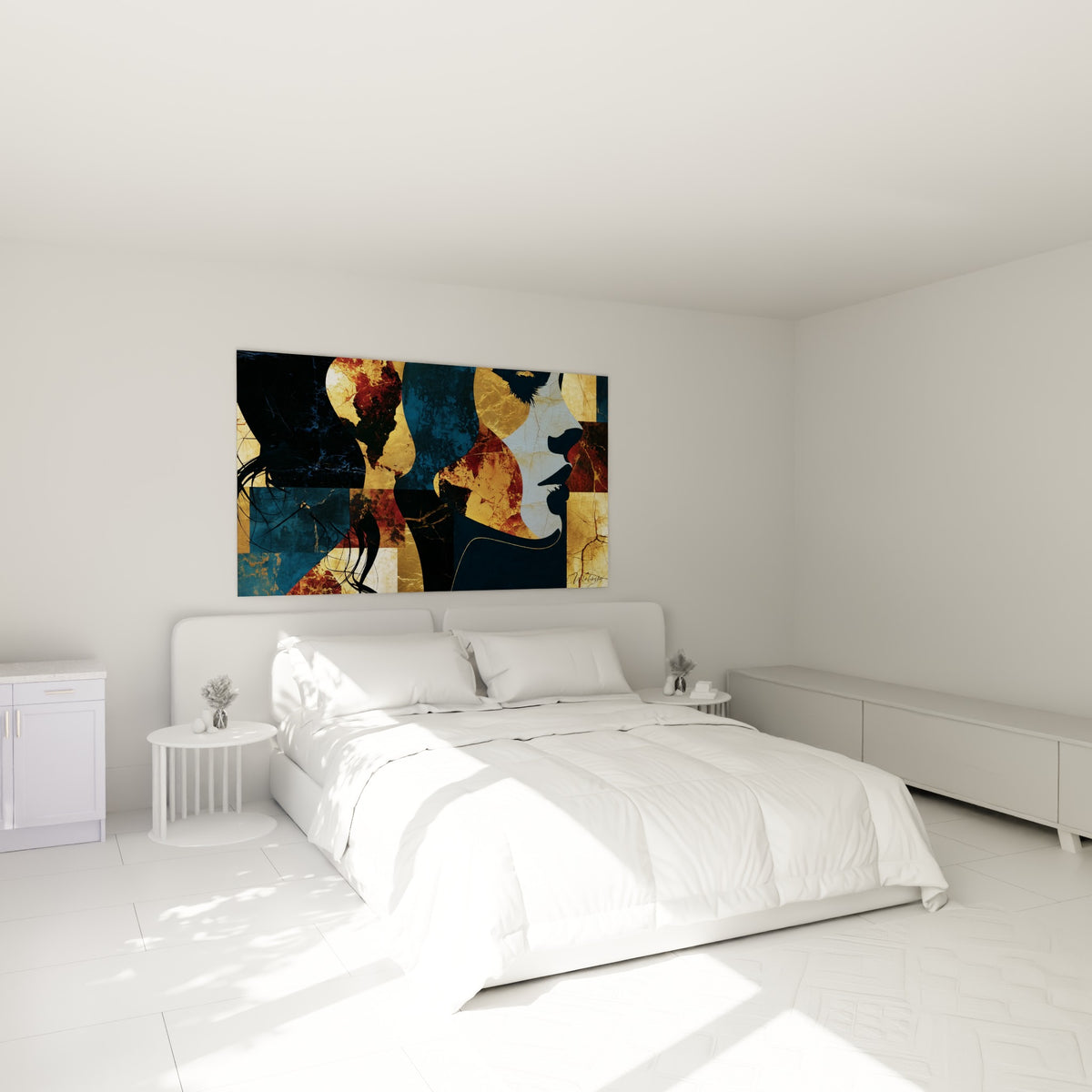 Deux silhouettes dorées et bordeaux du Visage abstrait, accrochées au-dessus d'un lit dans une chambre claire