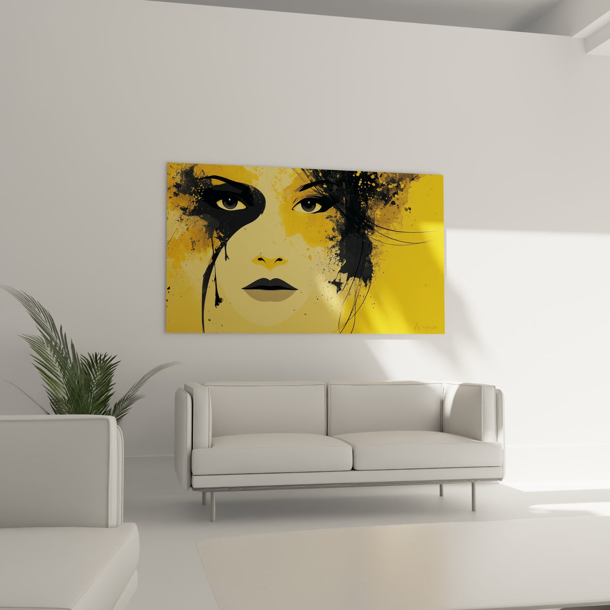 Regard perçant sur fond jaune et noir, lèvres sombres dessinées, au-dessus d'un canapé dans un salon lumineux