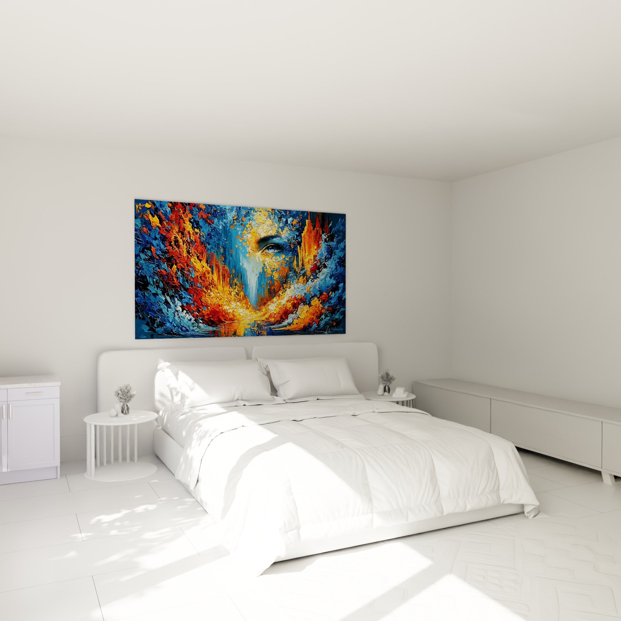 Œil bleu perçant traversant flammes orangées et bleu profond, visage abstrait au-dessus d'un lit dans une chambre claire